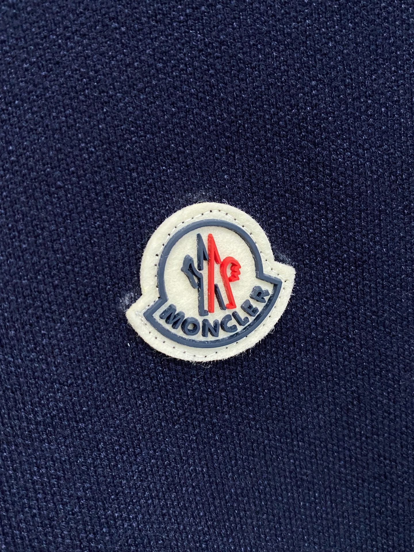 蒙口 2025秋冬最新品，专柜同步有售，原单狠货，时尚休闲针织开衫毛衣，上身很有特点！吸睛而有亮点，进口