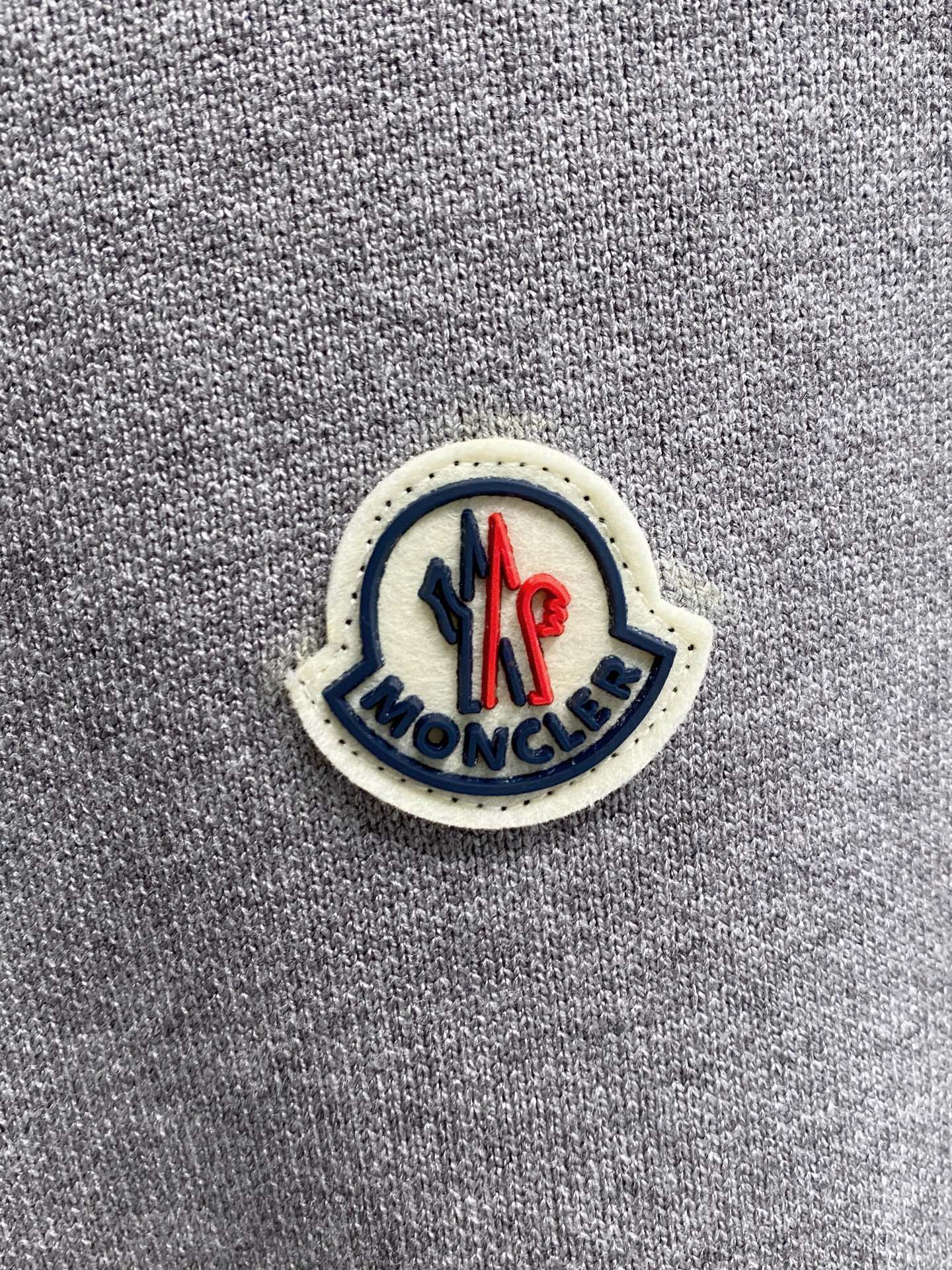 蒙口 2025秋冬最新品，专柜同步有售，原单狠货，时尚休闲针织开衫毛衣，上身很有特点！吸睛而有亮点，进口