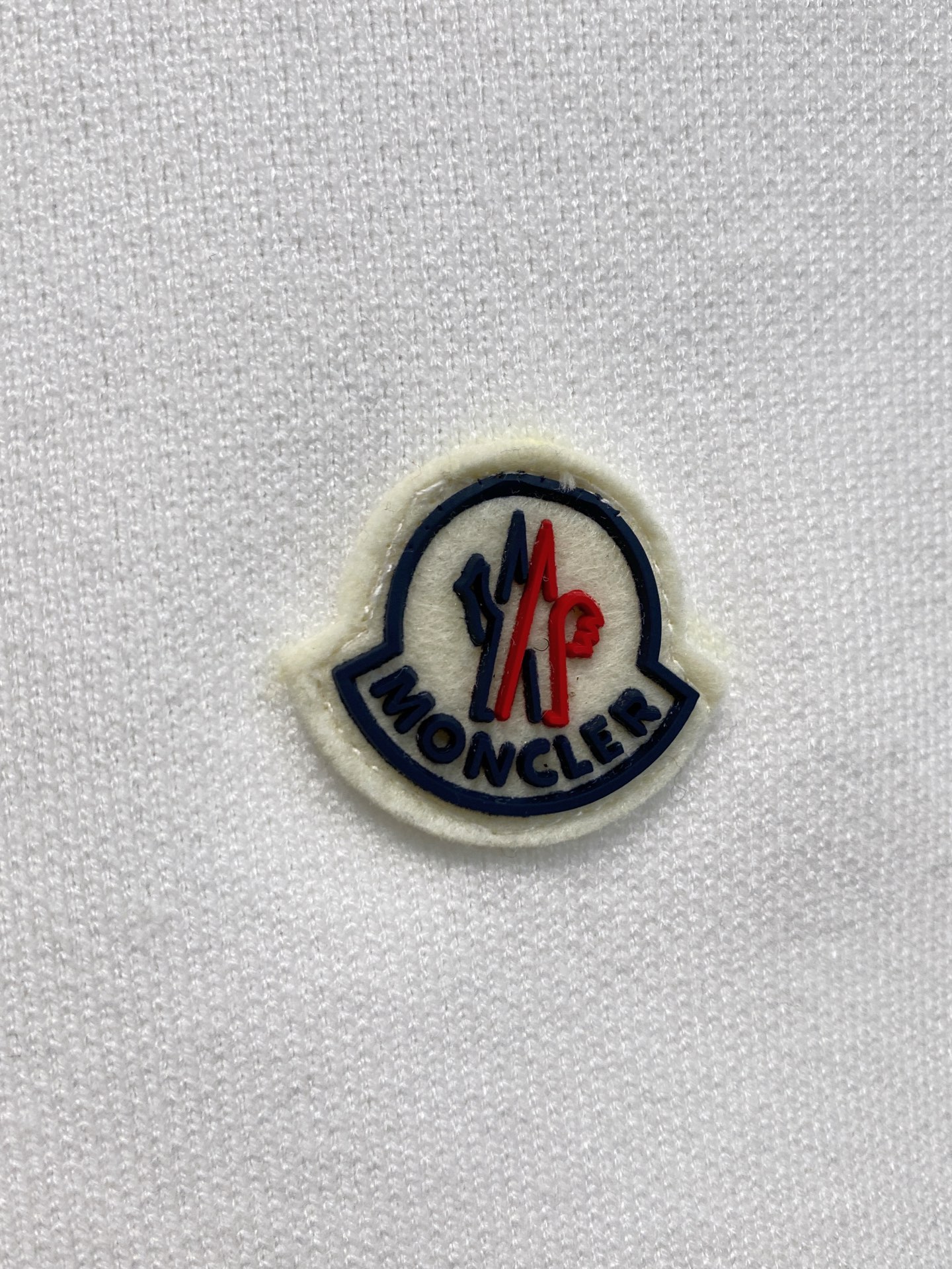 蒙口 2025秋冬最新品，专柜同步有售，原单狠货，时尚休闲针织开衫毛衣，上身很有特点！吸睛而有亮点，进口