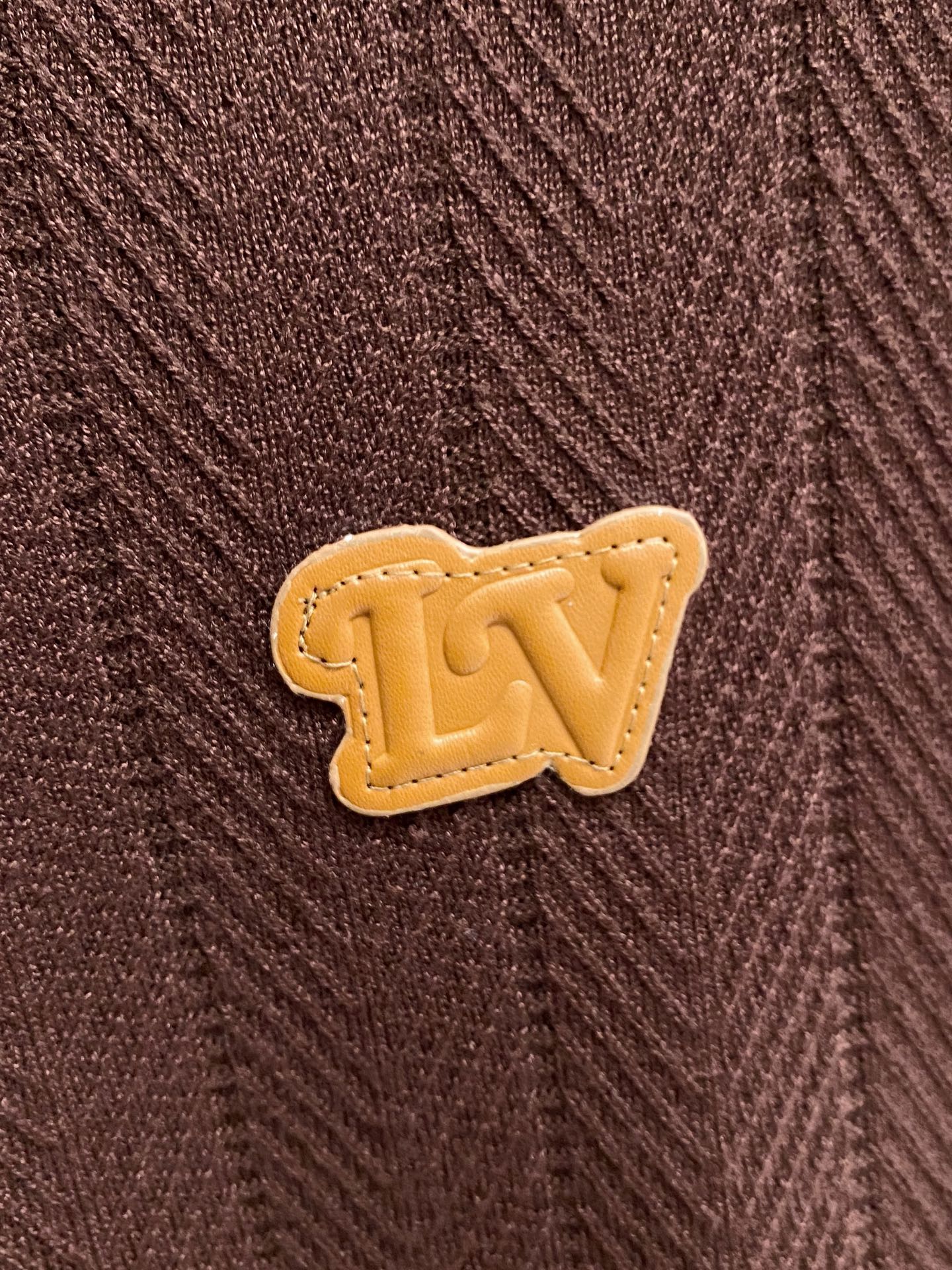 LV 2025秋冬 羊毛混纺套头针织毛衣很有亮点细节上凸显质感 整体设计上身时尚而赋予现代气息感合体的剪