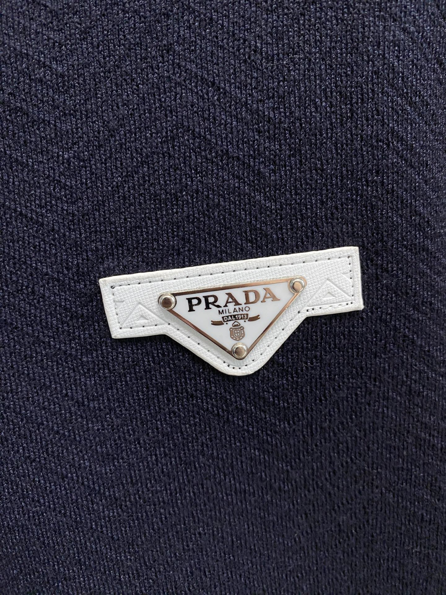 普拉达 2025秋冬 羊毛混纺套头针织毛衣很有亮点细节上凸显质感 整体设计上身时尚而赋予现代气息感合体的