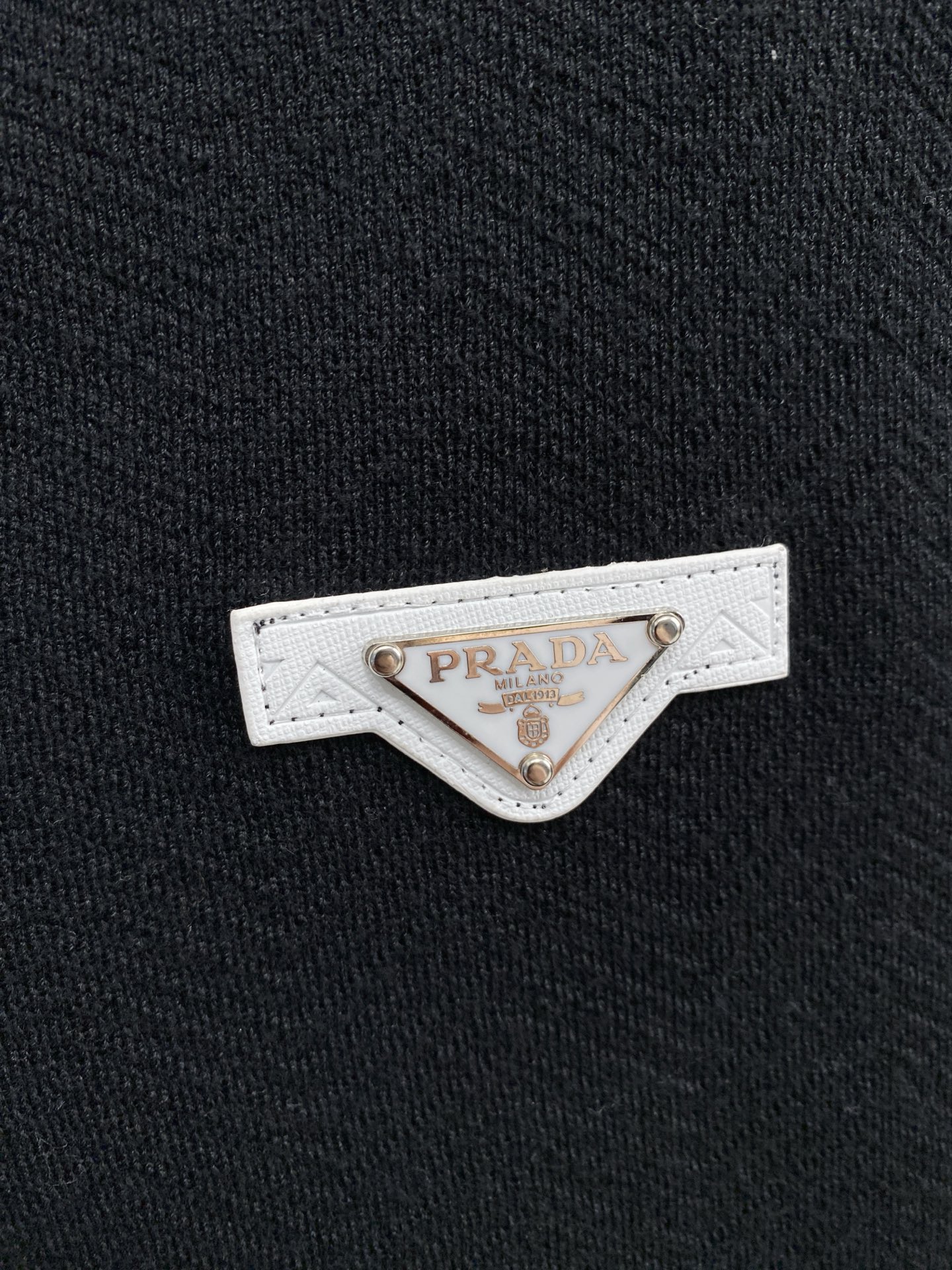 普拉达 2025秋冬 羊毛混纺套头针织毛衣很有亮点细节上凸显质感 整体设计上身时尚而赋予现代气息感合体的