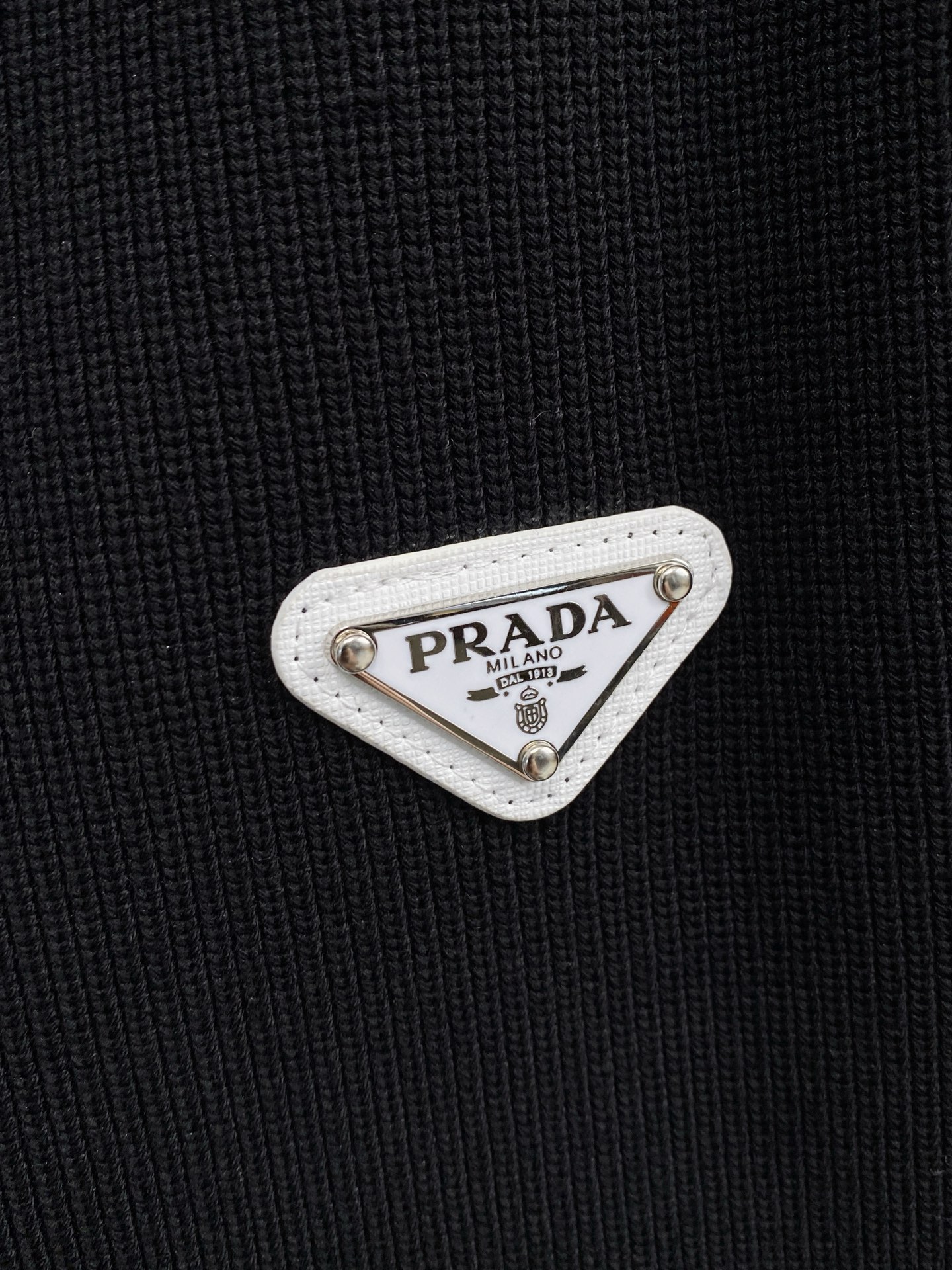 普拉达 秋冬新款拉链羊毛外套采用进口高端羊毛混纺面料，顶级制作工艺，手感一流！超厚实保暖 经典颜色上身很