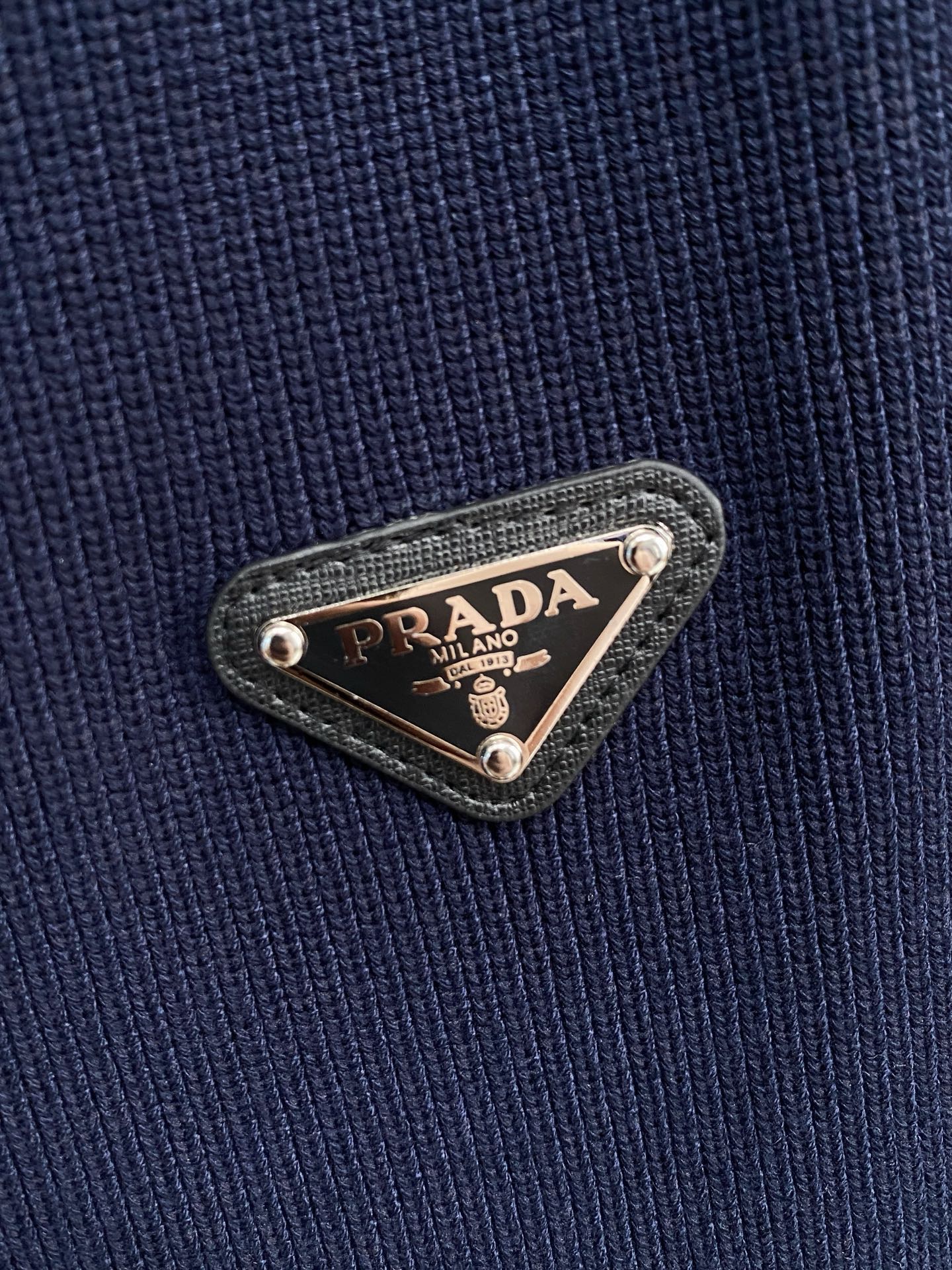 普拉达 秋冬新款拉链羊毛外套采用进口高端羊毛混纺面料，顶级制作工艺，手感一流！超厚实保暖 经典颜色上身很