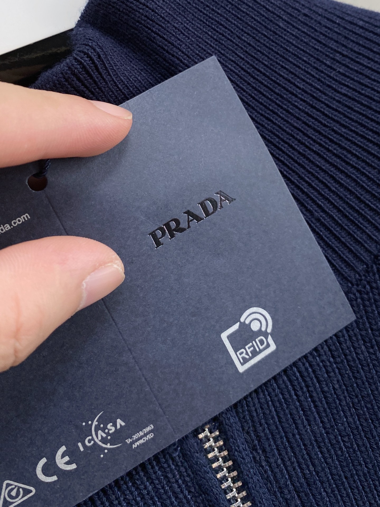 普拉达 秋冬新款拉链羊毛外套采用进口高端羊毛混纺面料，顶级制作工艺，手感一流！超厚实保暖 经典颜色上身很