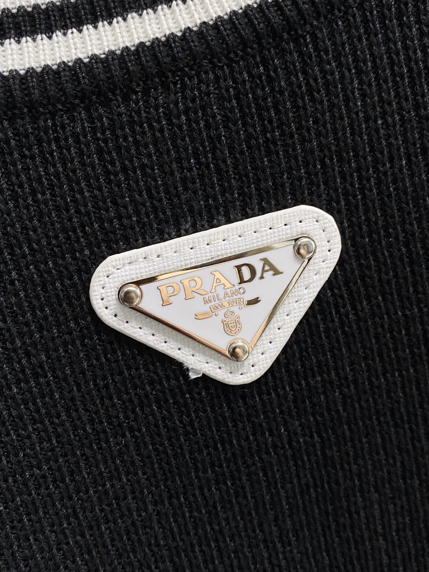 普拉达 2025秋冬 羊毛混纺套头针织毛衣很有亮点细节上凸显质感 整体设计上身时尚而赋予现代气息感合体的