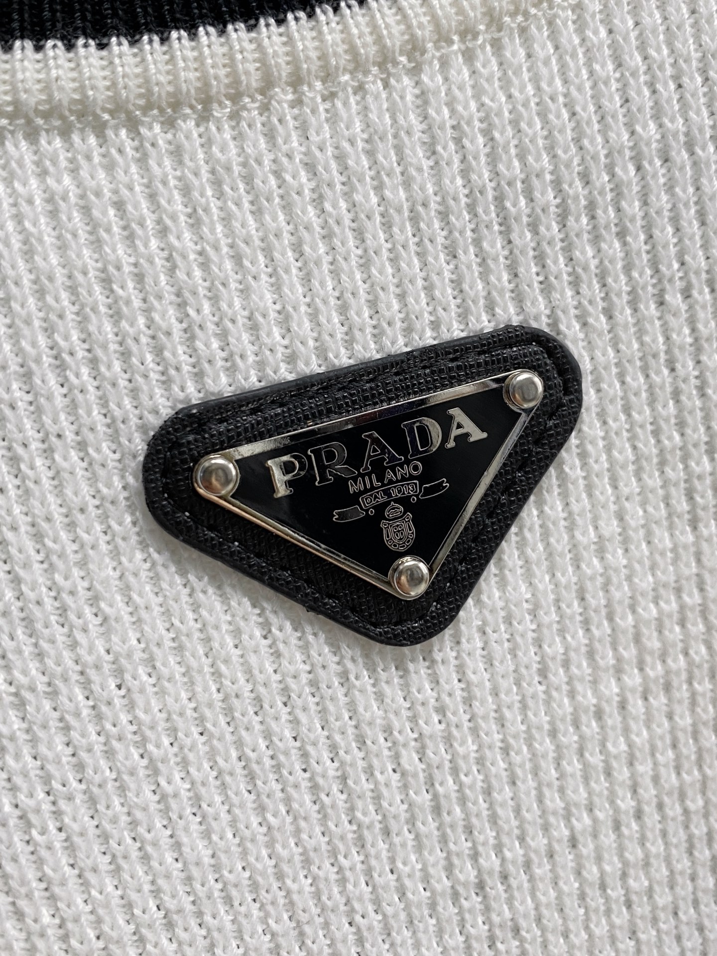 普拉达 2025秋冬 羊毛混纺套头针织毛衣很有亮点细节上凸显质感 整体设计上身时尚而赋予现代气息感合体的