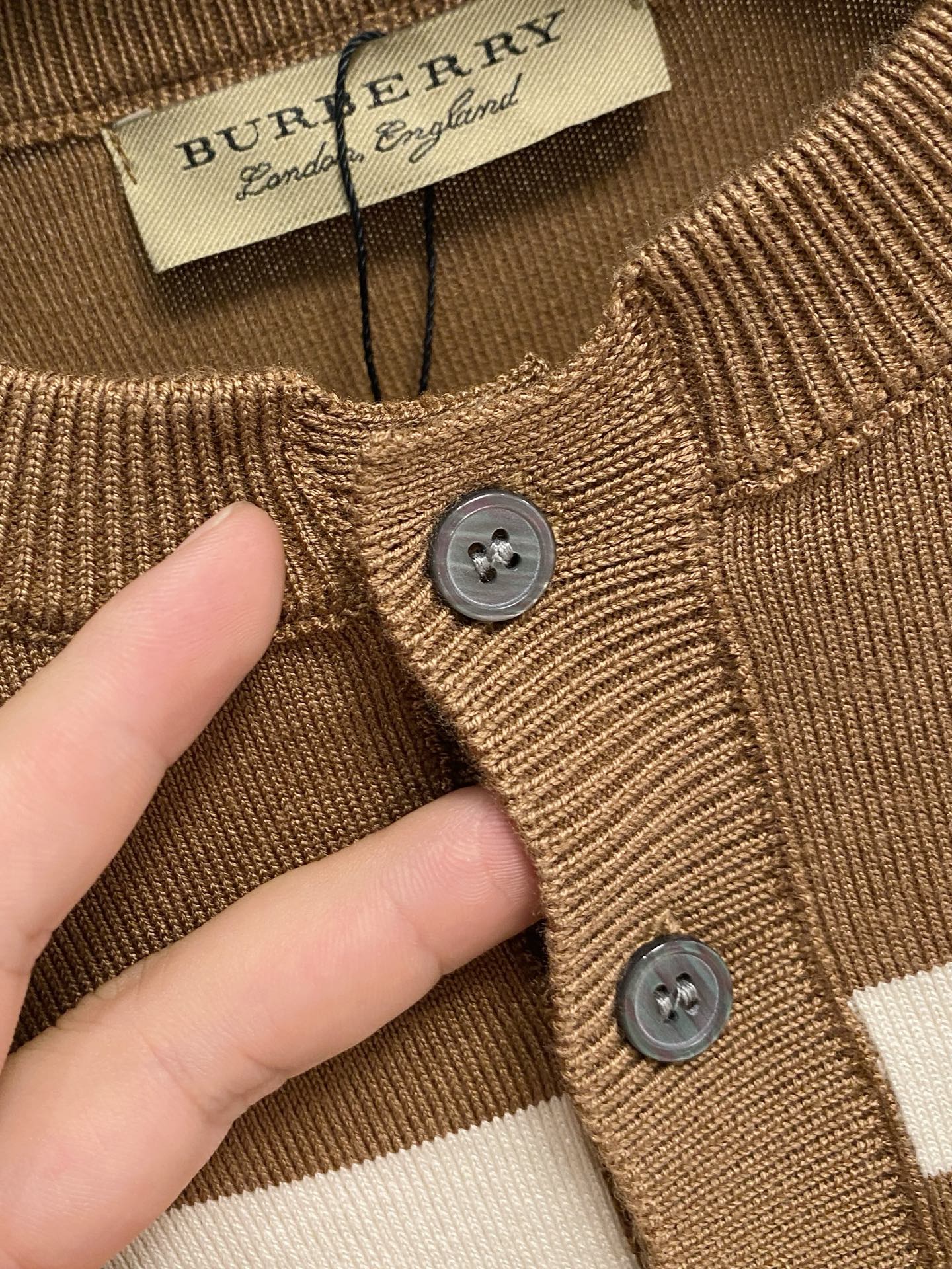 巴宝莉 2025秋冬 羊毛混纺套头针织毛衣很有亮点细节上凸显质感 整体设计上身时尚而赋予现代气息感合体的