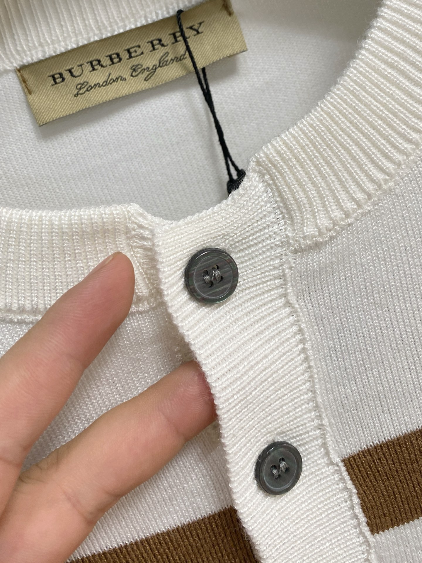 巴宝莉 2025秋冬 羊毛混纺套头针织毛衣很有亮点细节上凸显质感 整体设计上身时尚而赋予现代气息感合体的