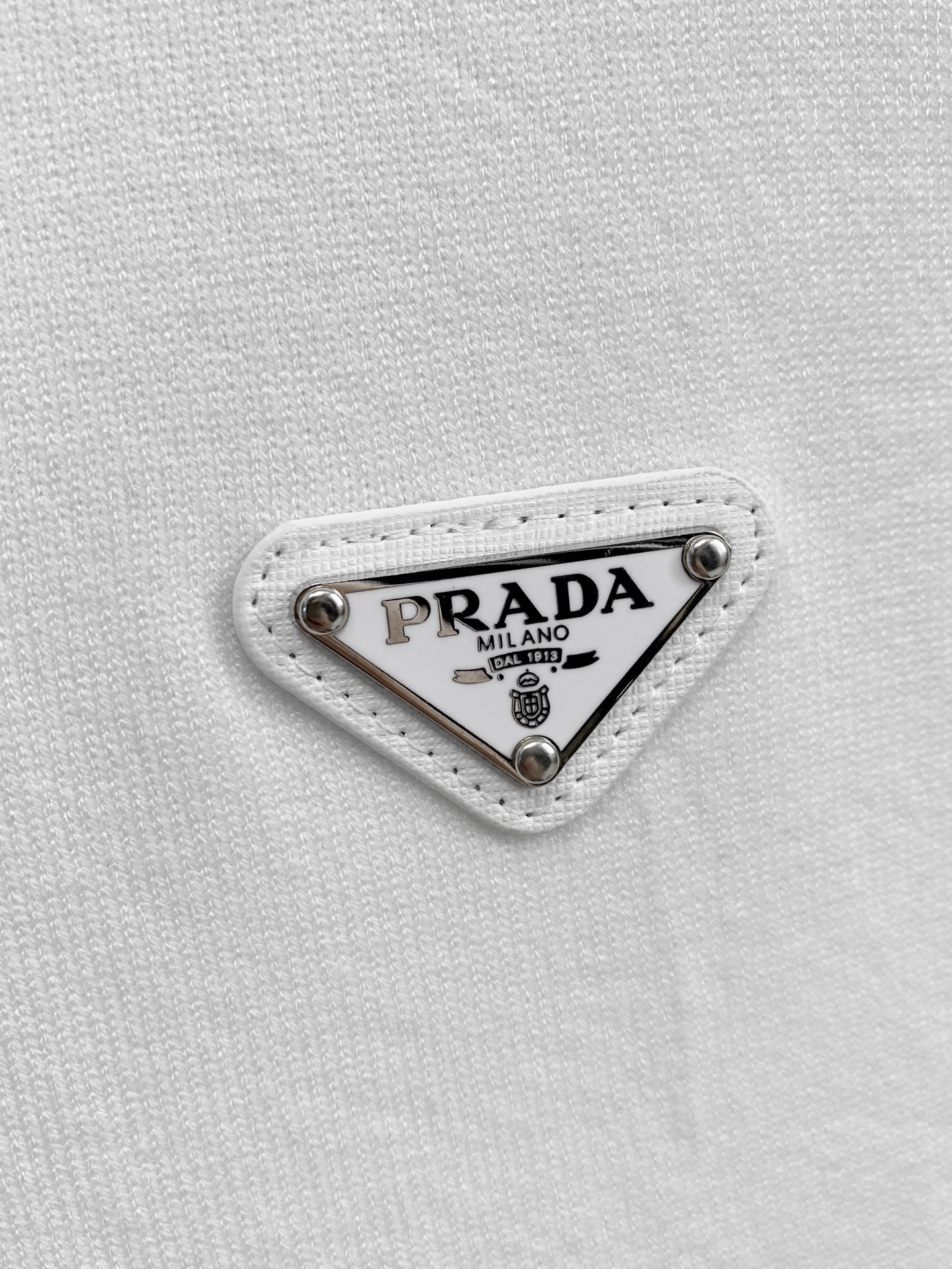 普拉达 2025 秋冬新款男士针织套头毛衣打底充满时尚阳光的魅力风格,线条设计时尚奢感彰显与众不同的特质