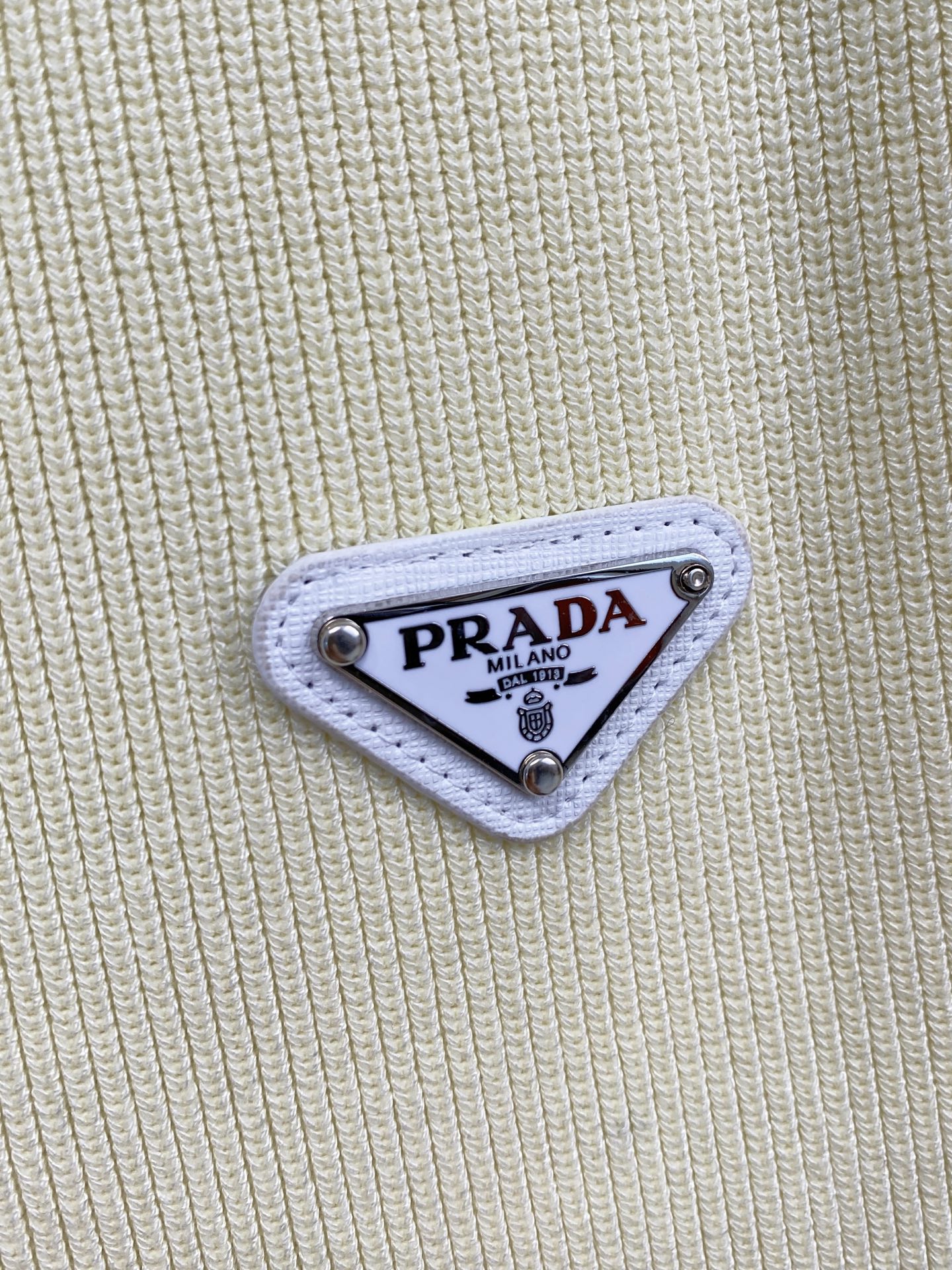 普拉达 秋冬新款拉链羊毛外套采用进口高端羊毛混纺面料，顶级制作工艺，手感一流！超厚实保暖 经典颜色上身很