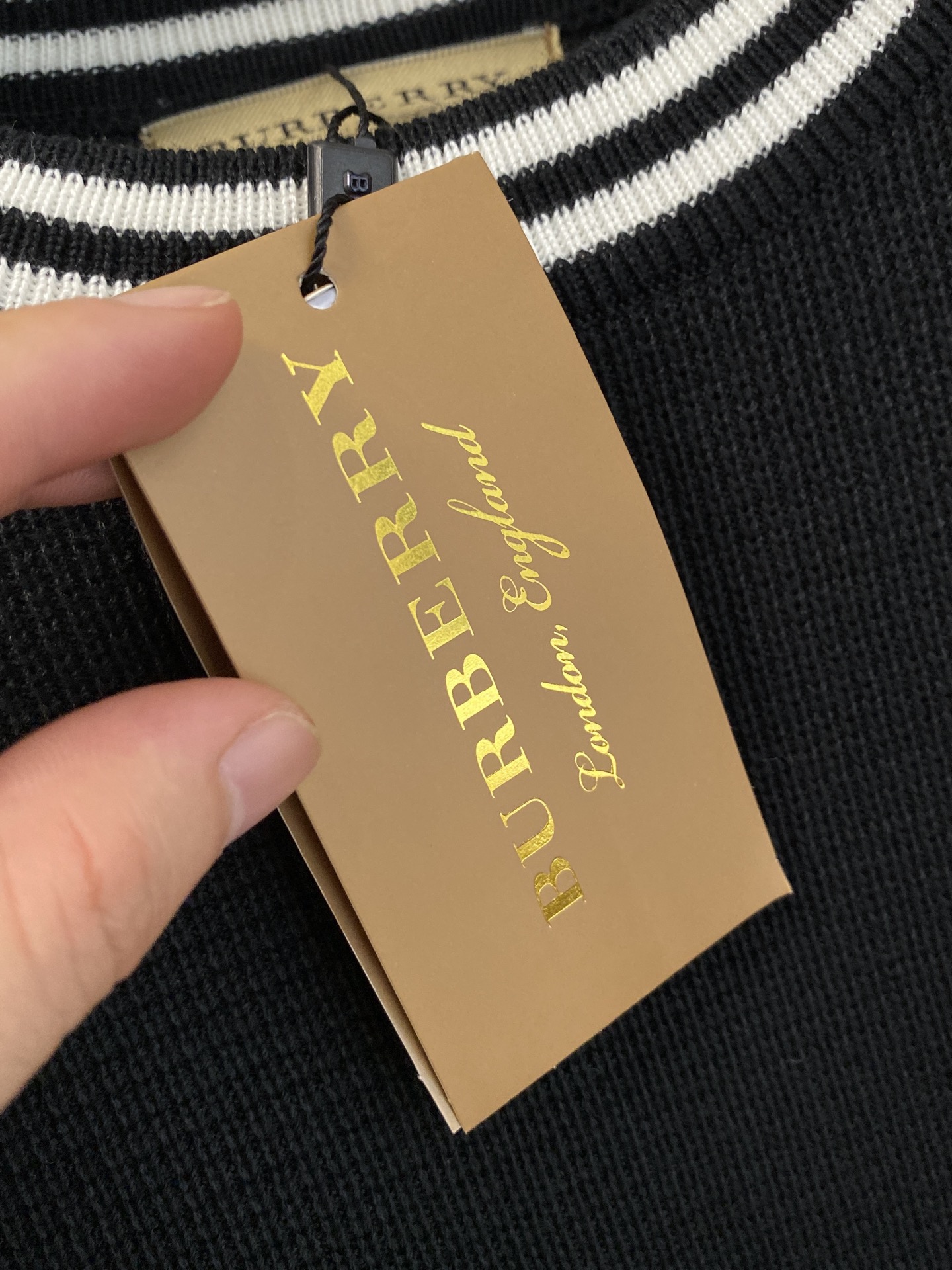 巴宝莉 2025秋冬 羊毛混纺套头针织毛衣很有亮点细节上凸显质感 整体设计上身时尚而赋予现代气息感合体的