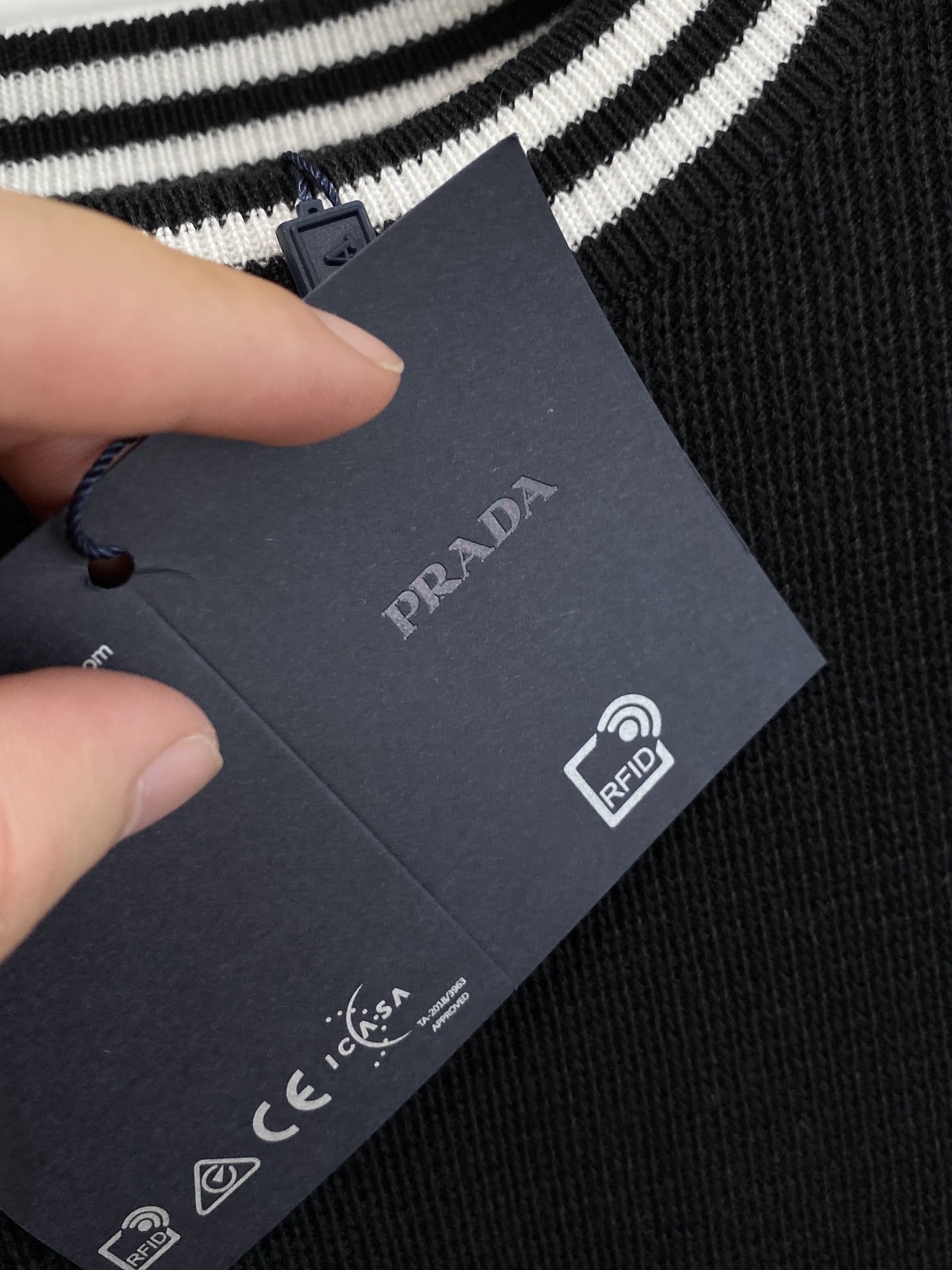 普拉达 2025秋冬 羊毛混纺套头针织毛衣很有亮点细节上凸显质感 整体设计上身时尚而赋予现代气息感合体的