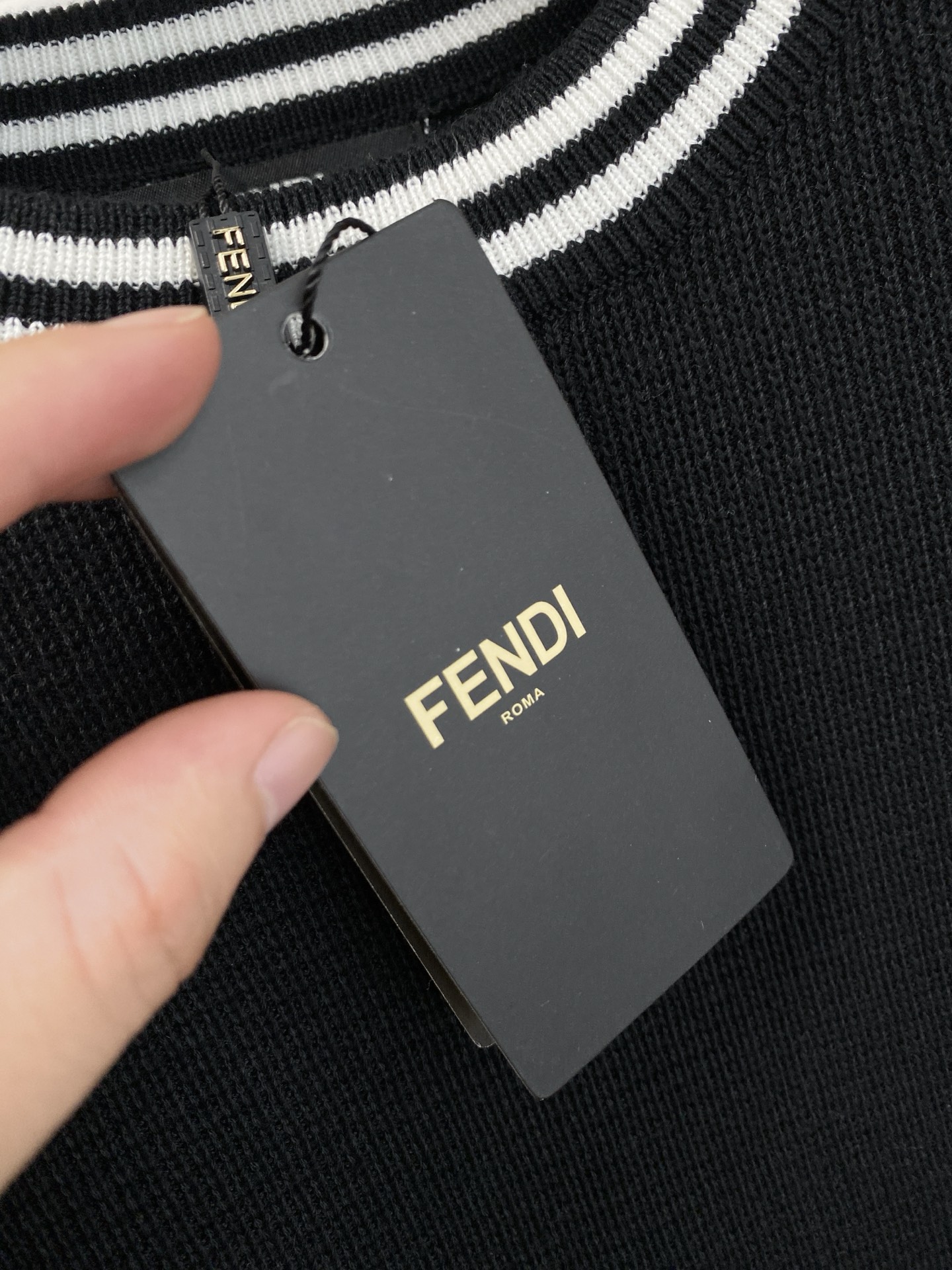 芬迪 2025秋冬 羊毛混纺套头针织毛衣很有亮点细节上凸显质感 整体设计上身时尚而赋予现代气息感合体的剪