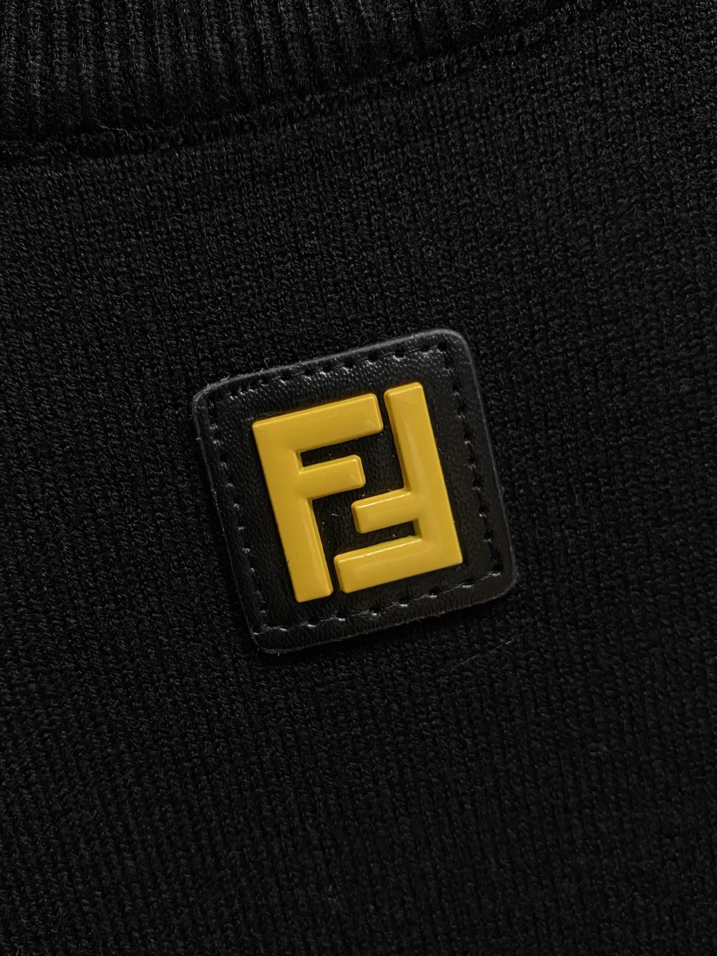 芬迪 2025 秋冬新款男士针织套头毛衣打底充满时尚阳光的魅力风格,线条设计时尚奢感彰显与众不同的特质.