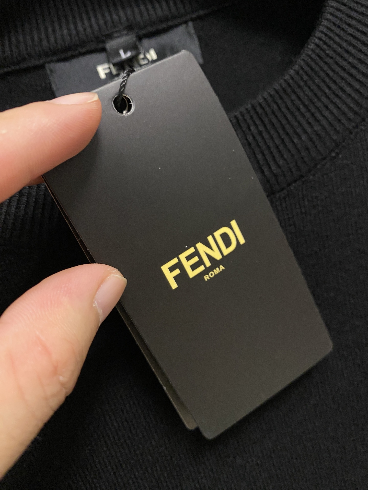 芬迪 2025 秋冬新款男士针织套头毛衣打底充满时尚阳光的魅力风格,线条设计时尚奢感彰显与众不同的特质.