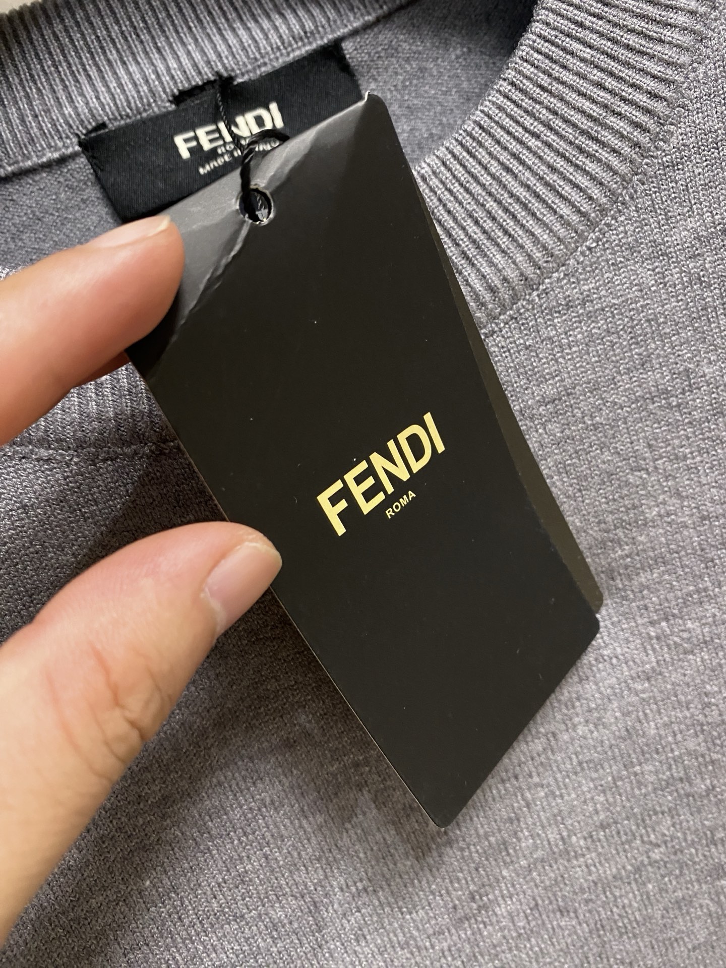 芬迪 2025 秋冬新款男士针织套头毛衣打底充满时尚阳光的魅力风格,线条设计时尚奢感彰显与众不同的特质.