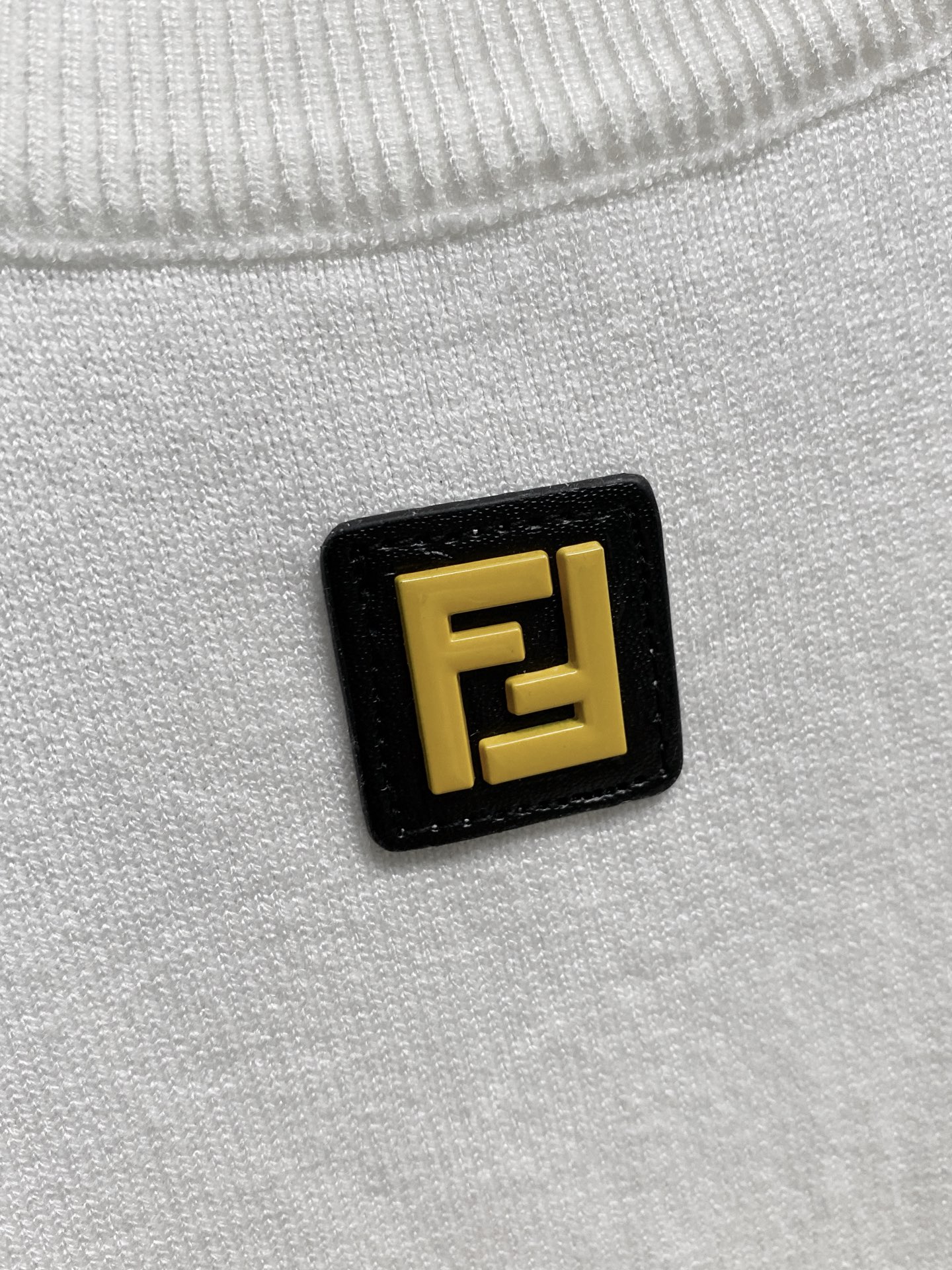 芬迪 2025 秋冬新款男士针织套头毛衣打底充满时尚阳光的魅力风格,线条设计时尚奢感彰显与众不同的特质.