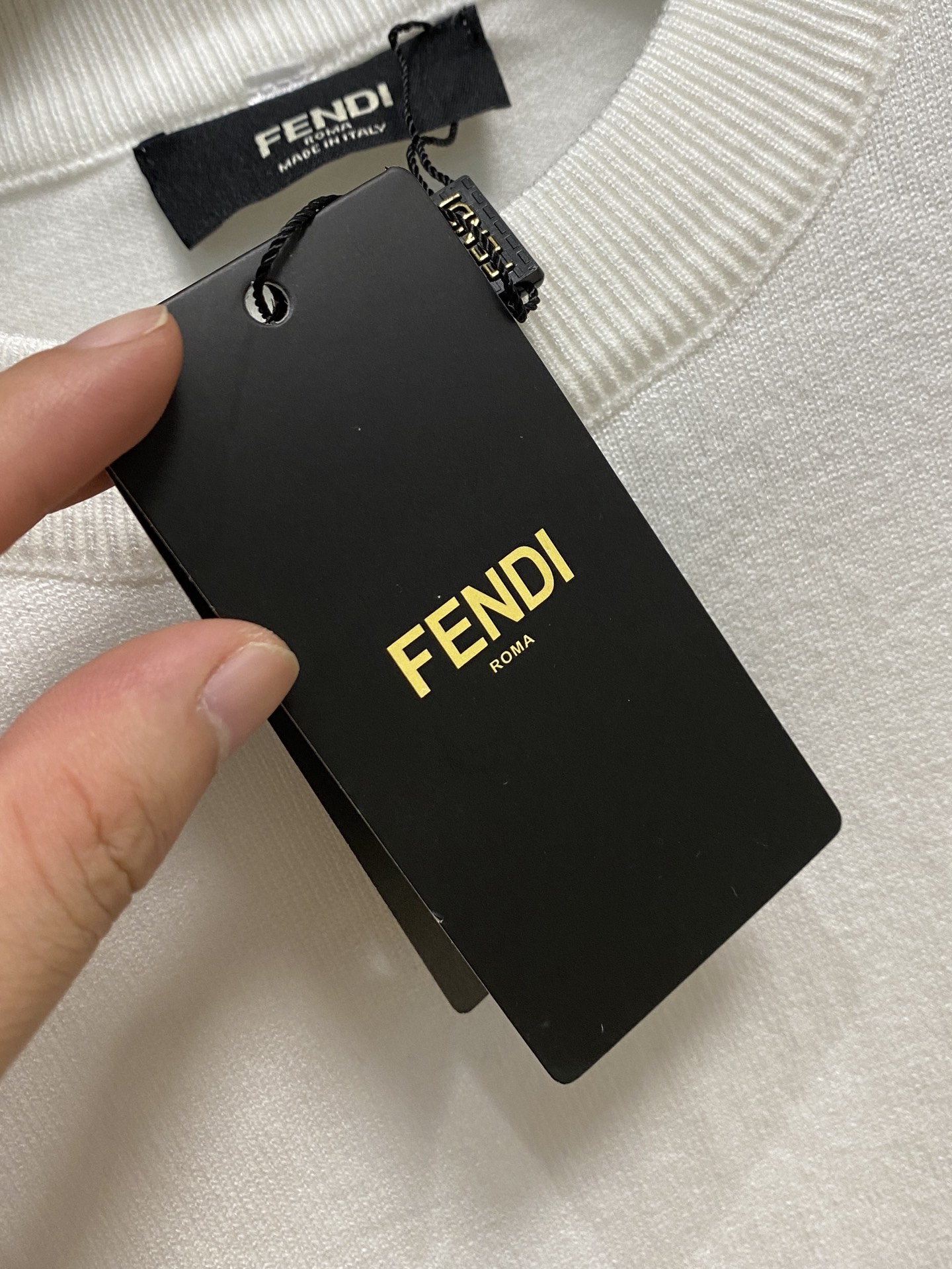 芬迪 2025 秋冬新款男士针织套头毛衣打底充满时尚阳光的魅力风格,线条设计时尚奢感彰显与众不同的特质.