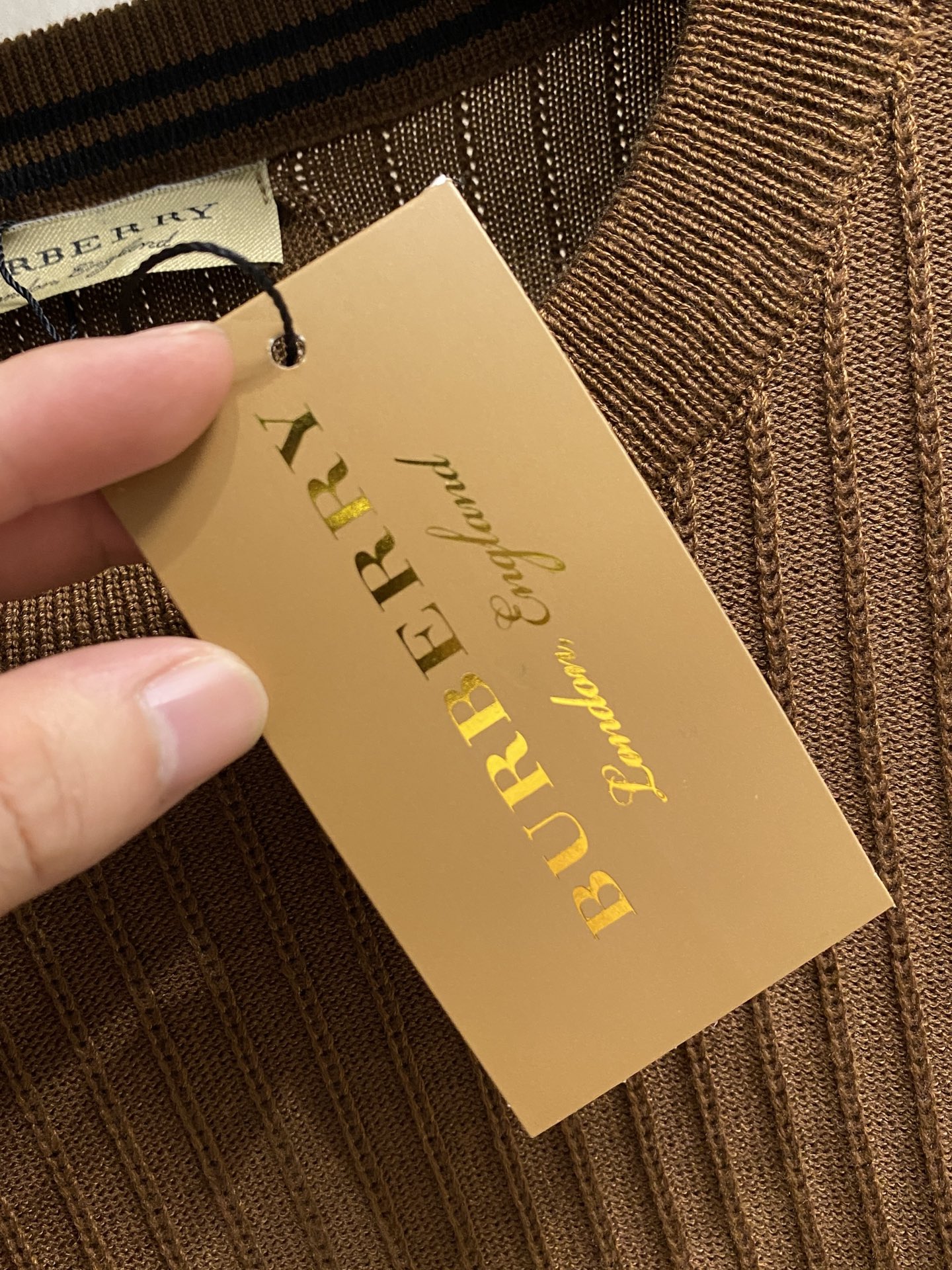 巴宝莉 2025秋冬 羊毛混纺套头针织毛衣很有亮点细节上凸显质感 整体设计上身时尚而赋予现代气息感合体的