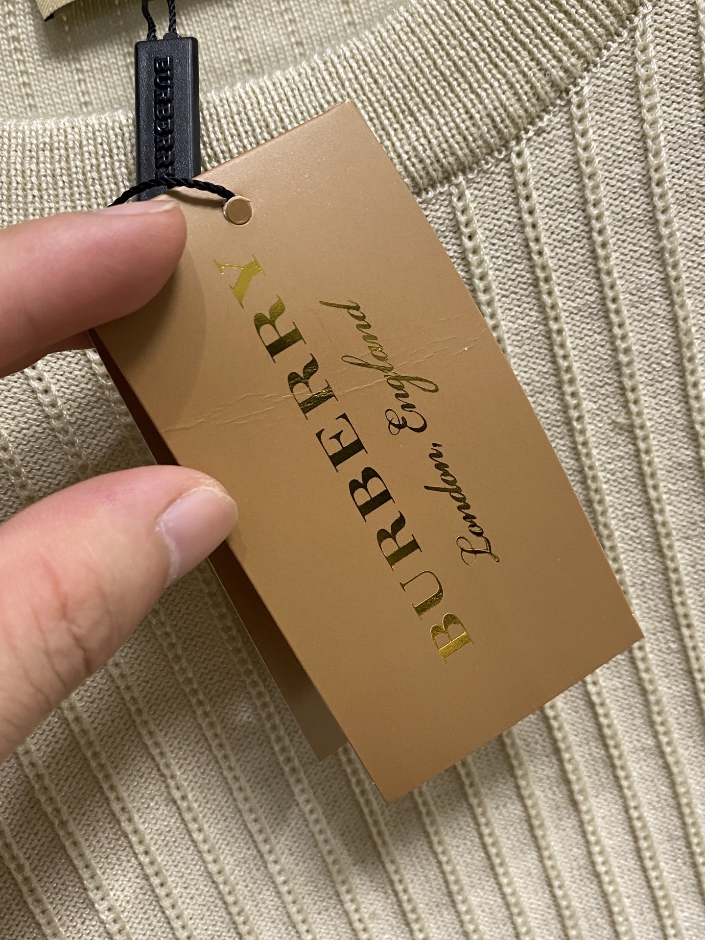 巴宝莉 2025秋冬 羊毛混纺套头针织毛衣很有亮点细节上凸显质感 整体设计上身时尚而赋予现代气息感合体的