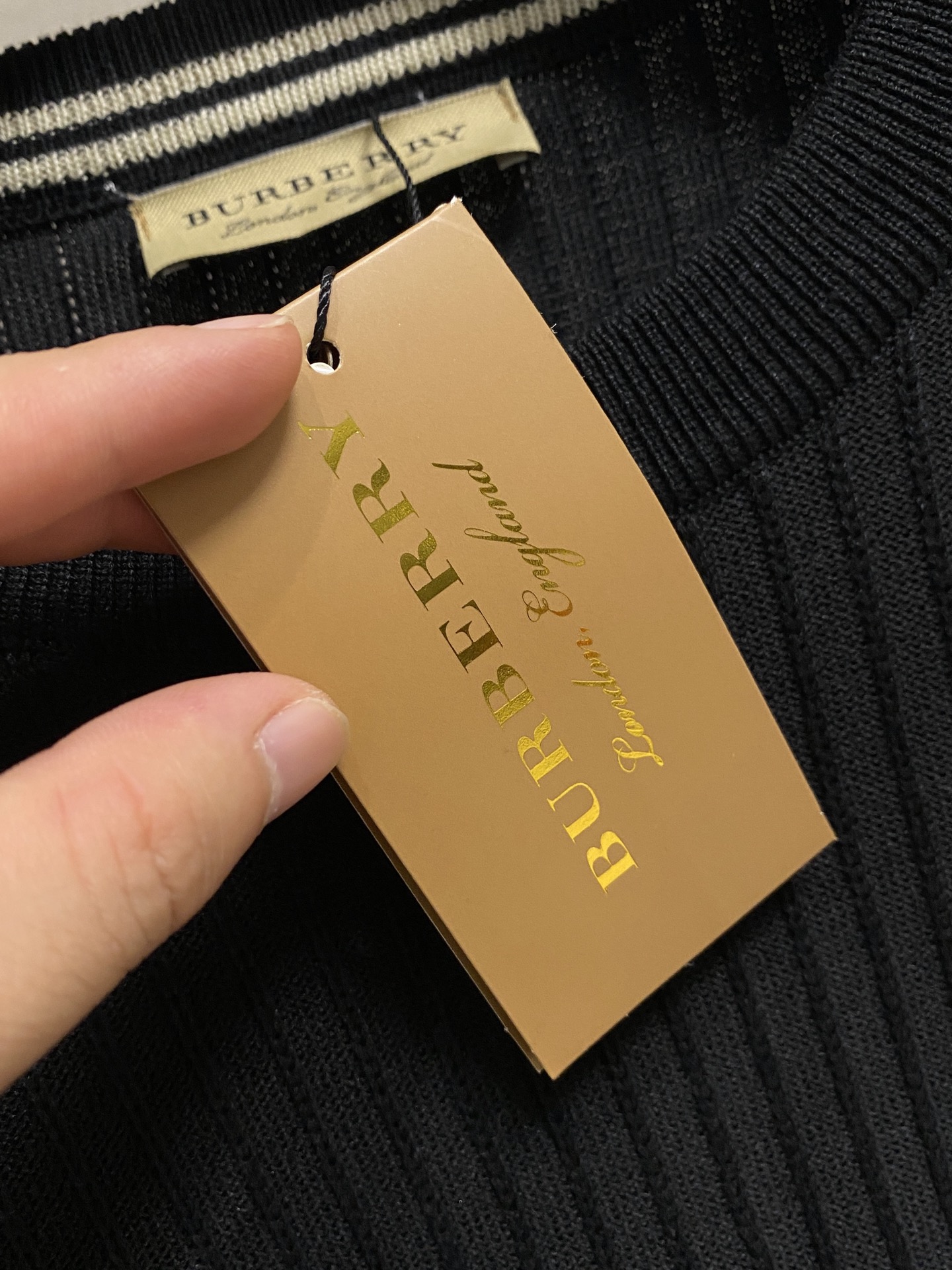 巴宝莉 2025秋冬 羊毛混纺套头针织毛衣很有亮点细节上凸显质感 整体设计上身时尚而赋予现代气息感合体的