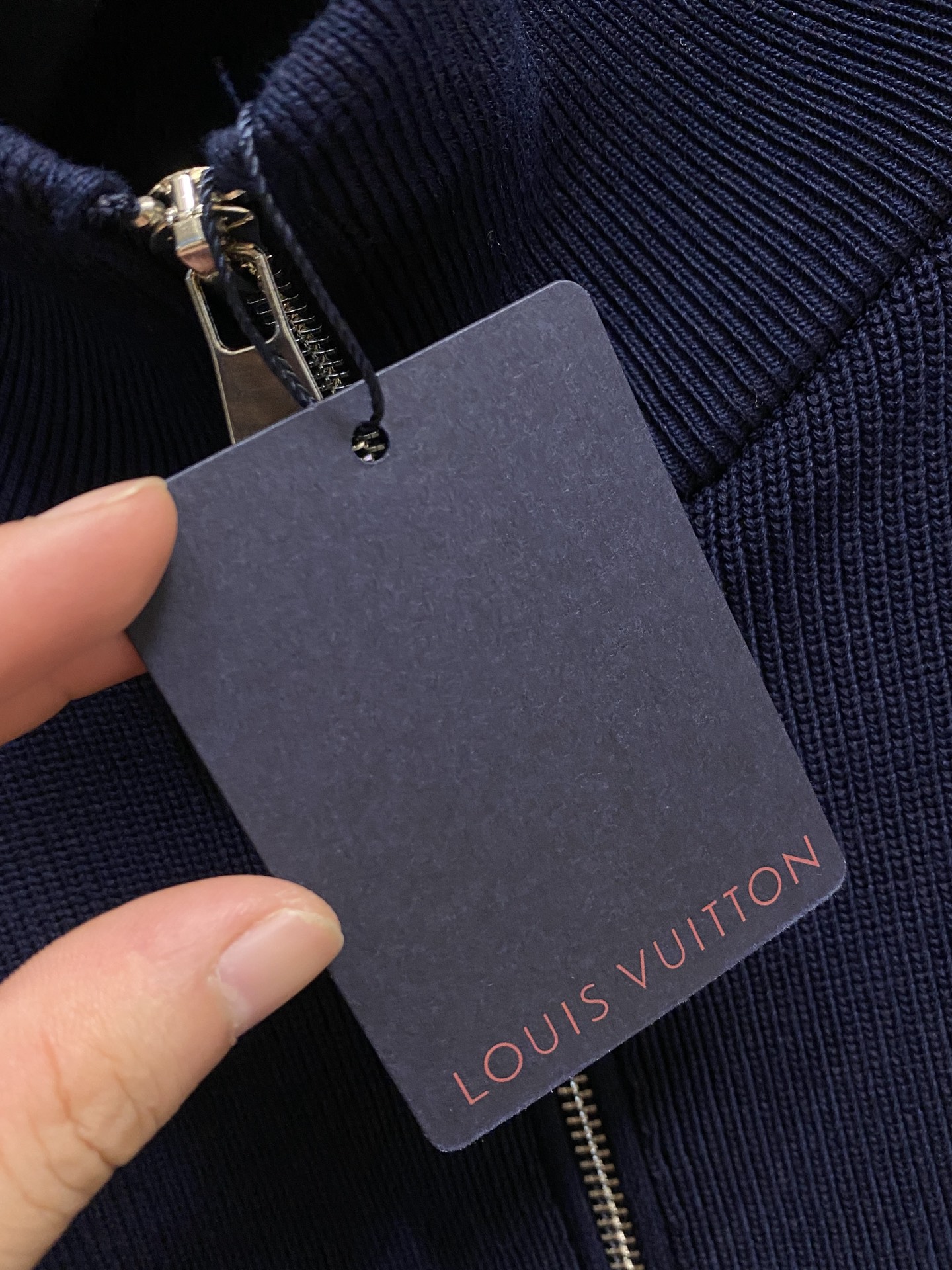 LV 秋冬新款拉链羊毛外套采用进口高端羊毛混纺面料，顶级制作工艺，手感一流！超厚实保暖 经典颜色上身很显