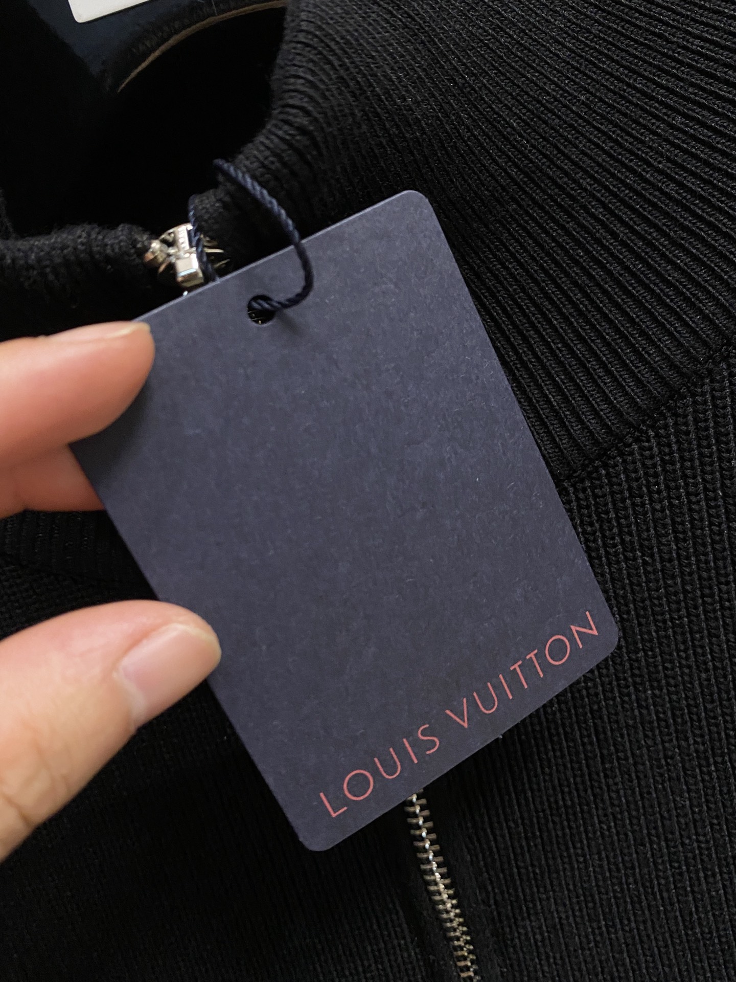 LV 秋冬新款拉链羊毛外套采用进口高端羊毛混纺面料，顶级制作工艺，手感一流！超厚实保暖 经典颜色上身很显