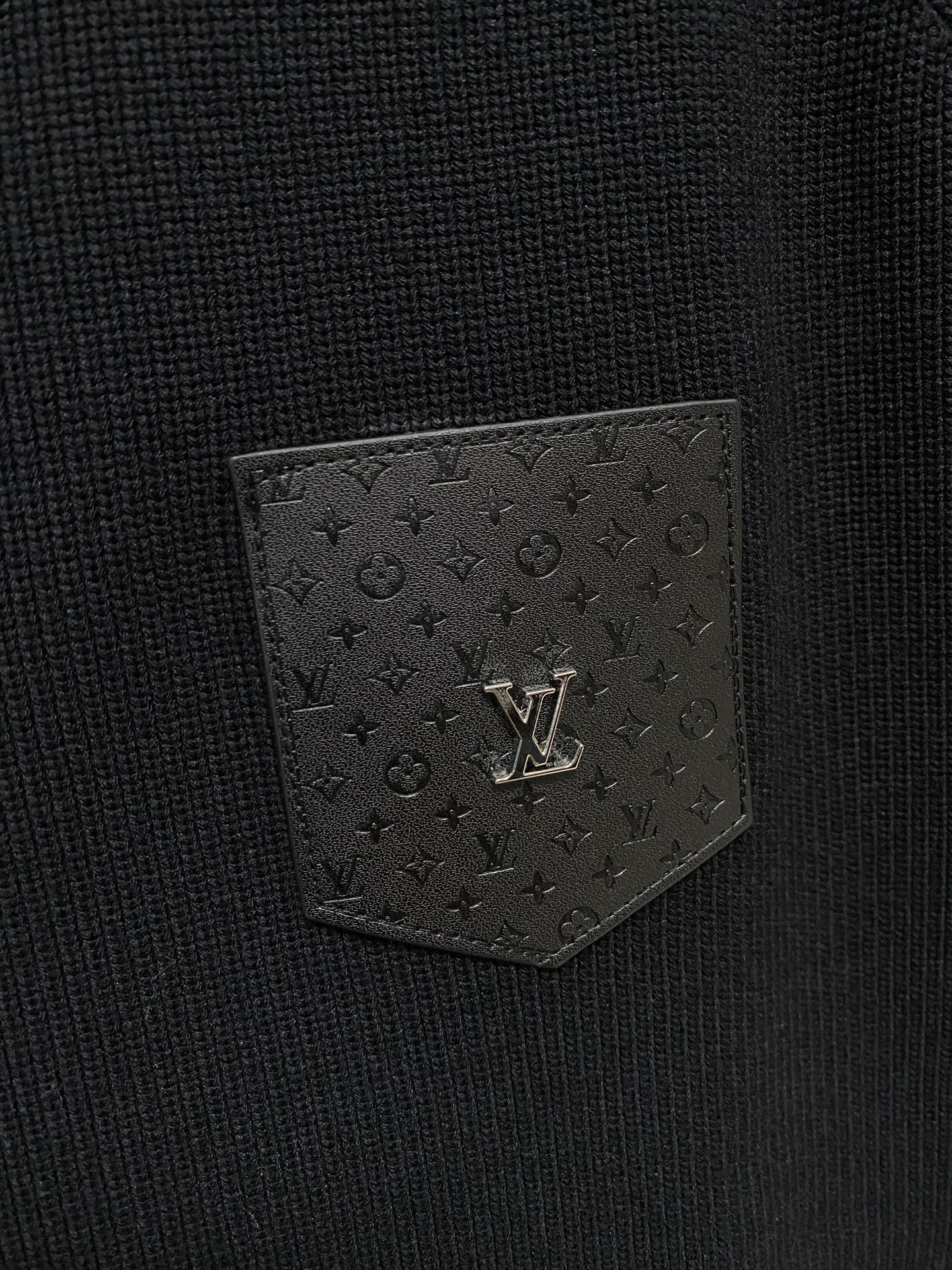 LV 秋冬新款拉链羊毛外套采用进口高端羊毛混纺面料，顶级制作工艺，手感一流！超厚实保暖 经典颜色上身很显