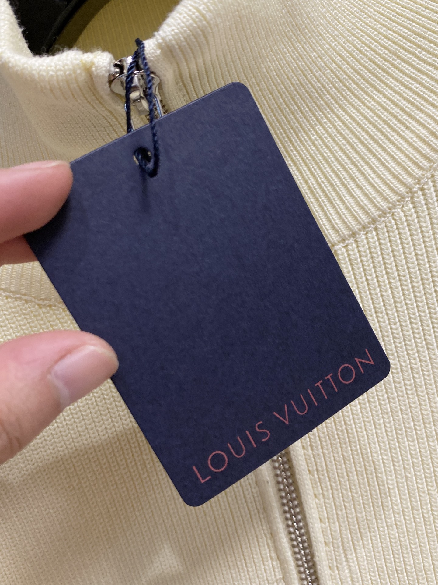 LV 秋冬新款拉链羊毛外套采用进口高端羊毛混纺面料，顶级制作工艺，手感一流！超厚实保暖 经典颜色上身很显