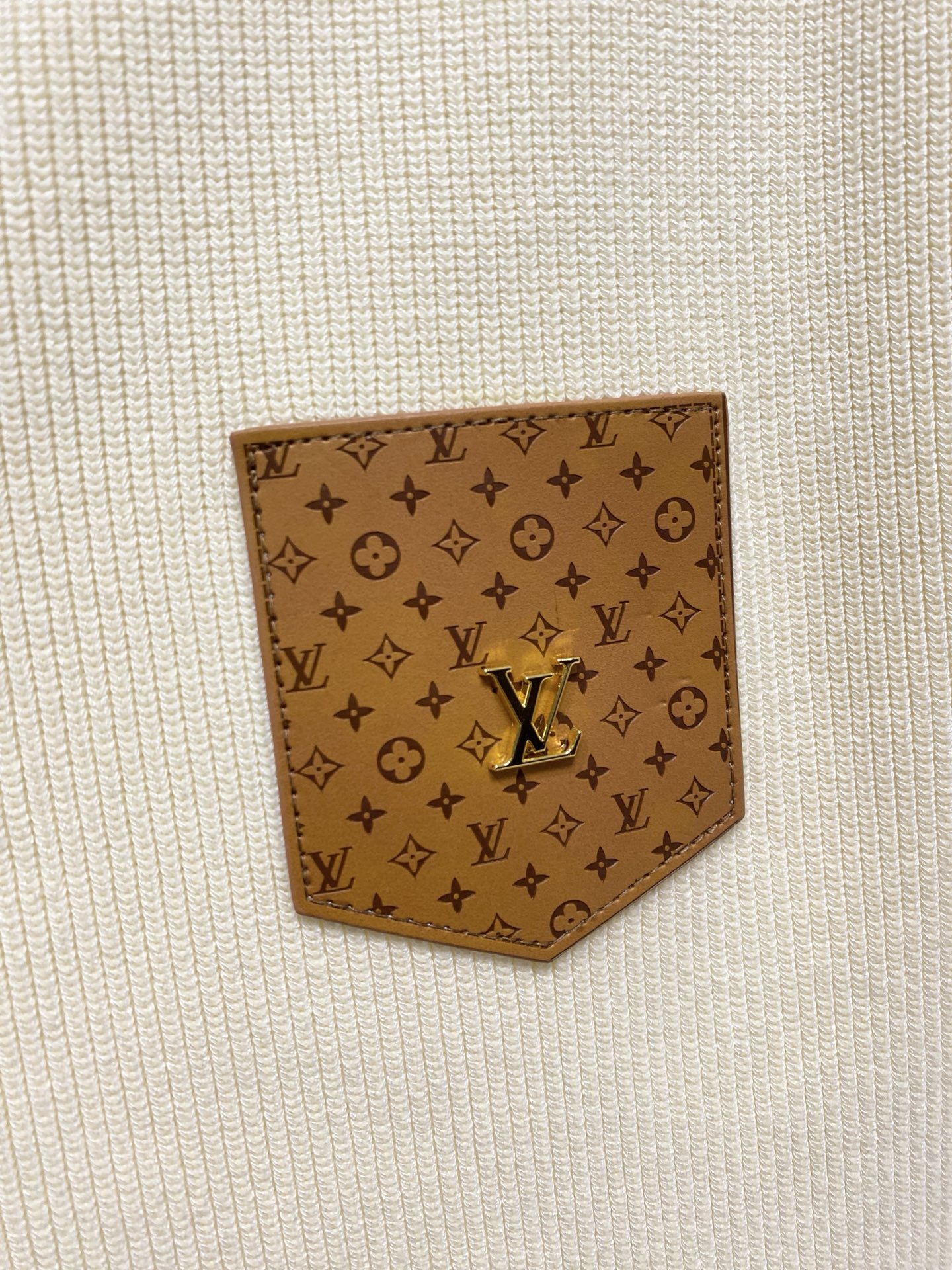 LV 秋冬新款拉链羊毛外套采用进口高端羊毛混纺面料，顶级制作工艺，手感一流！超厚实保暖 经典颜色上身很显