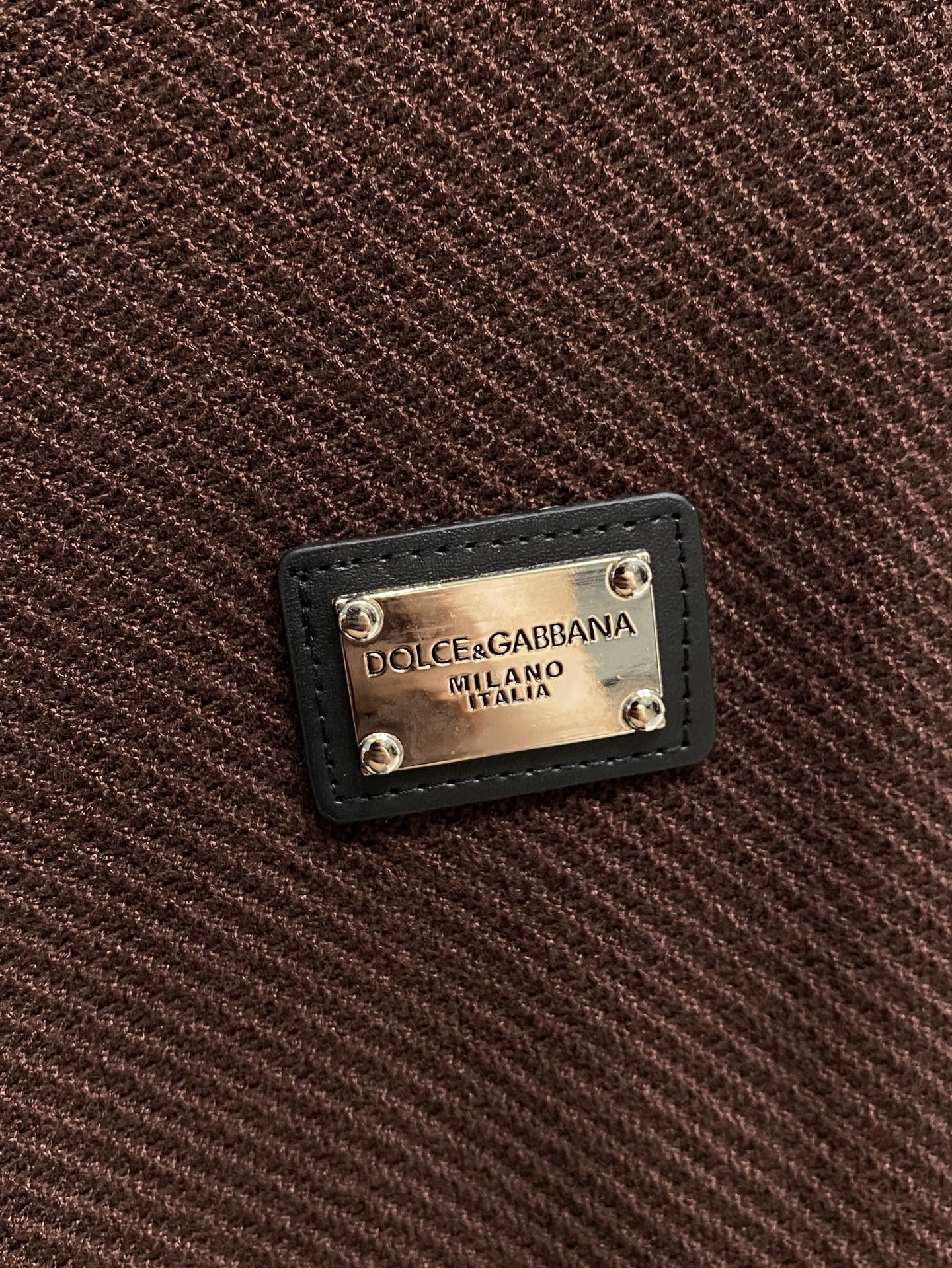 杜嘉班纳 2025秋冬 羊毛混纺套头针织毛衣很有亮点细节上凸显质感 整体设计上身时尚而赋予现代气息感合体