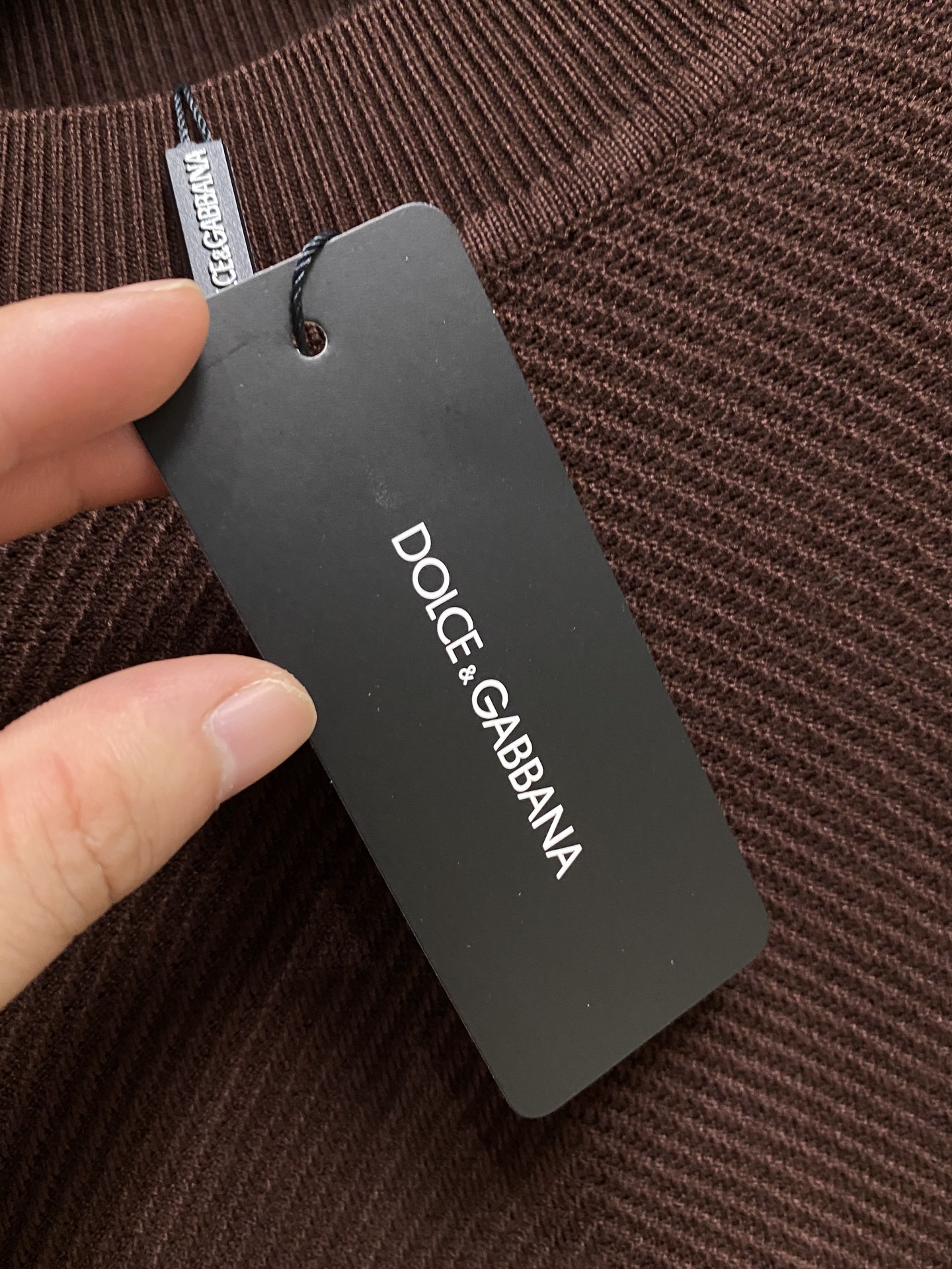 杜嘉班纳 2025秋冬 羊毛混纺套头针织毛衣很有亮点细节上凸显质感 整体设计上身时尚而赋予现代气息感合体