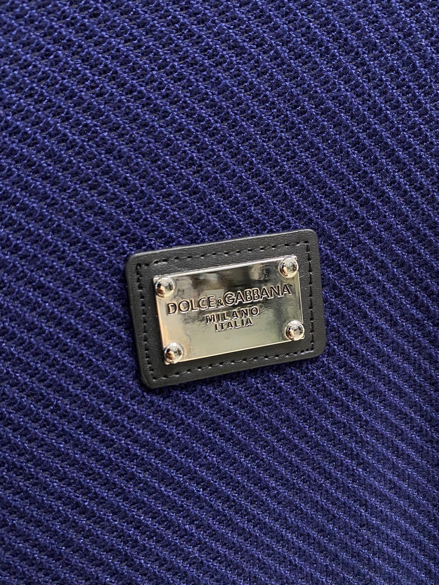 杜嘉班纳 2025秋冬 羊毛混纺套头针织毛衣很有亮点细节上凸显质感 整体设计上身时尚而赋予现代气息感合体