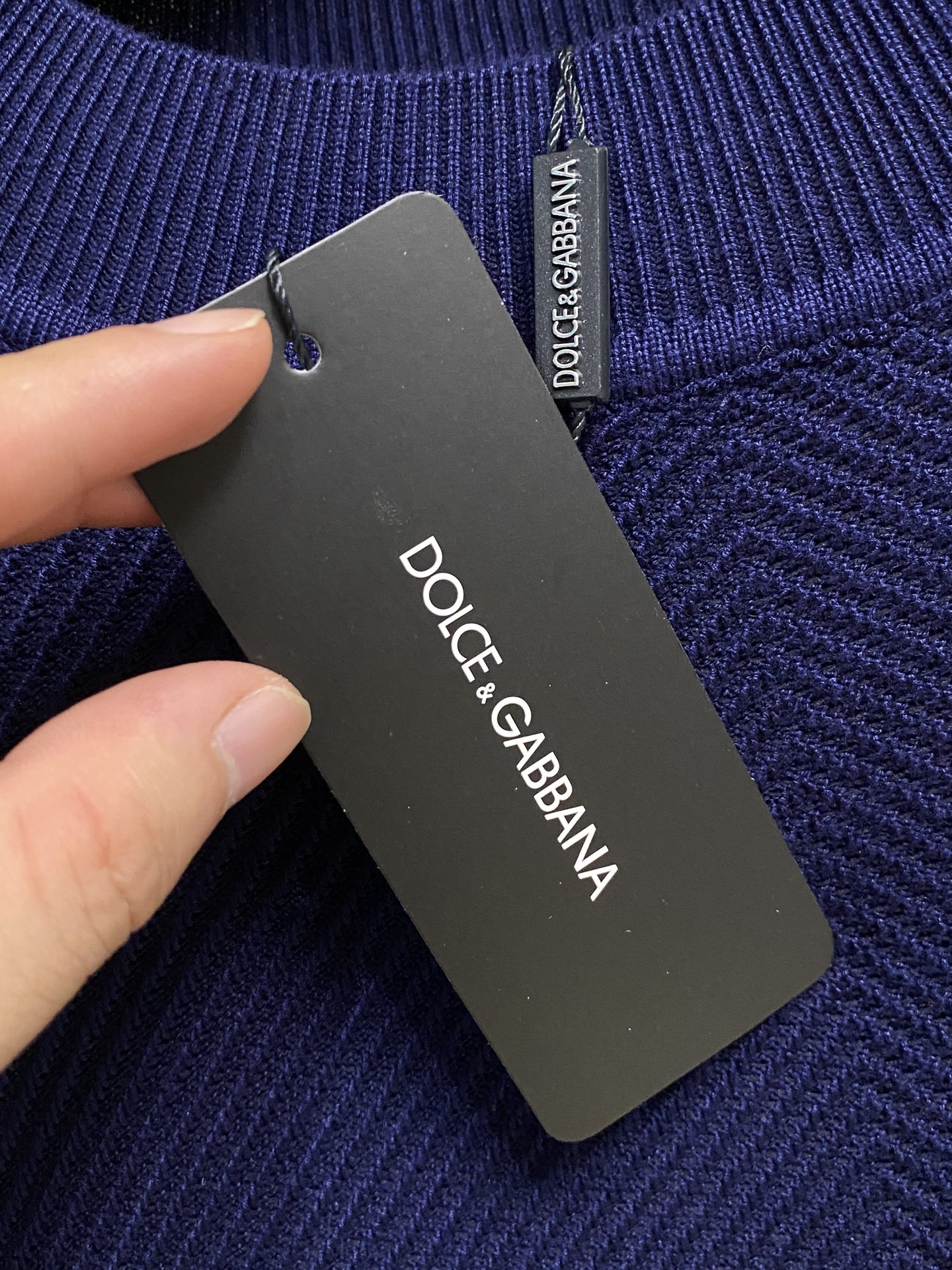 杜嘉班纳 2025秋冬 羊毛混纺套头针织毛衣很有亮点细节上凸显质感 整体设计上身时尚而赋予现代气息感合体