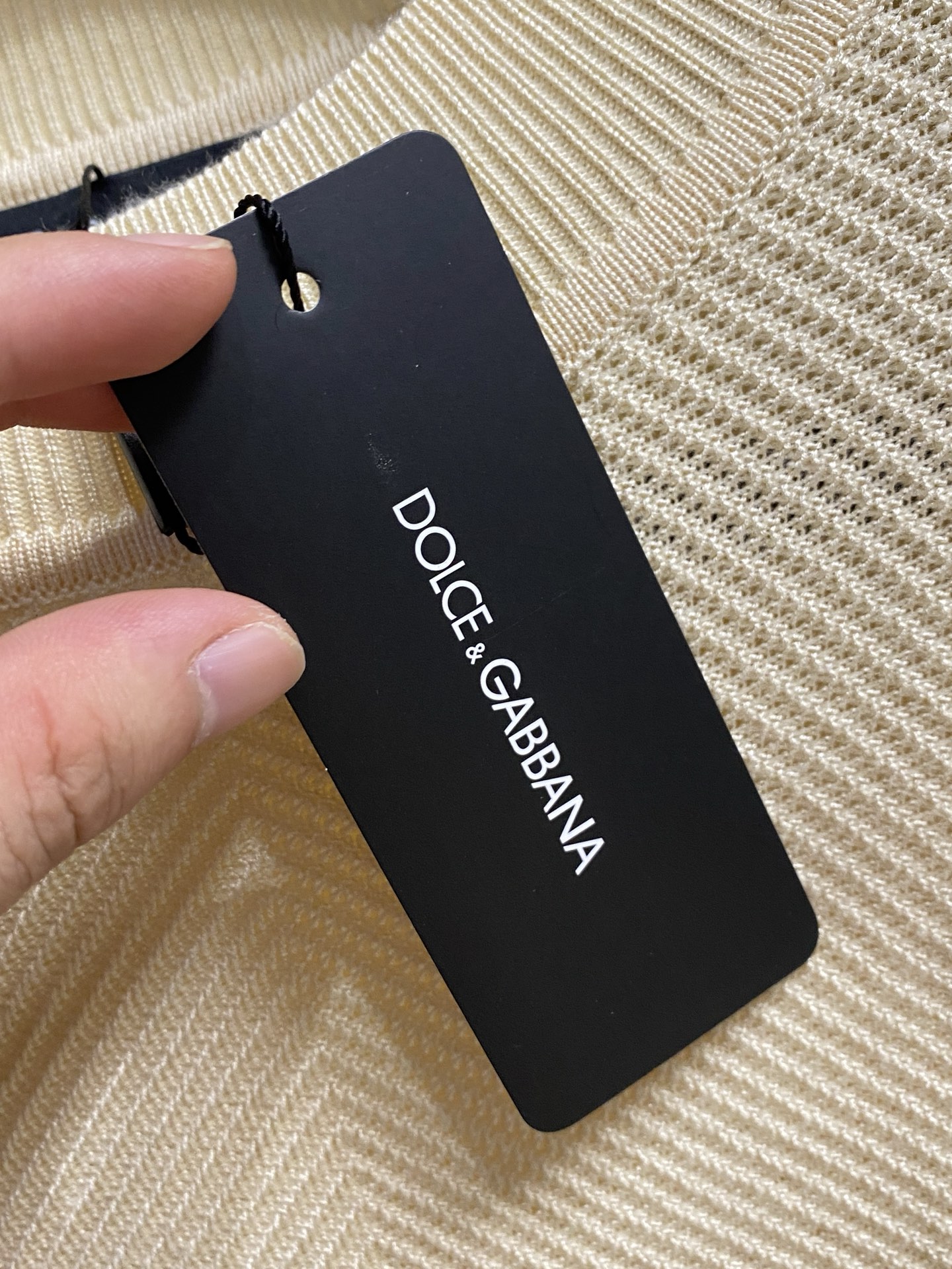 杜嘉班纳 2025秋冬 羊毛混纺套头针织毛衣很有亮点细节上凸显质感 整体设计上身时尚而赋予现代气息感合体