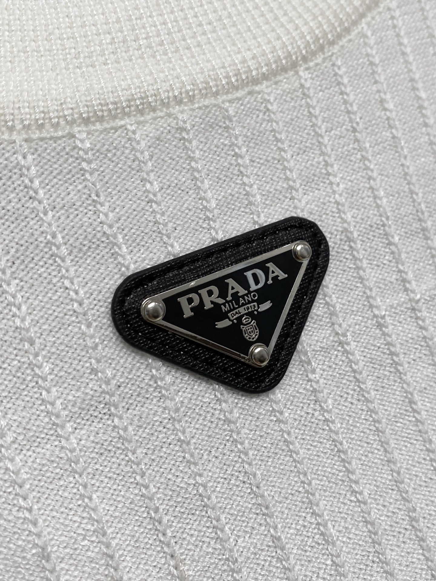 普拉达 2025秋冬 羊毛混纺套头针织毛衣很有亮点细节上凸显质感 整体设计上身时尚而赋予现代气息感合体的