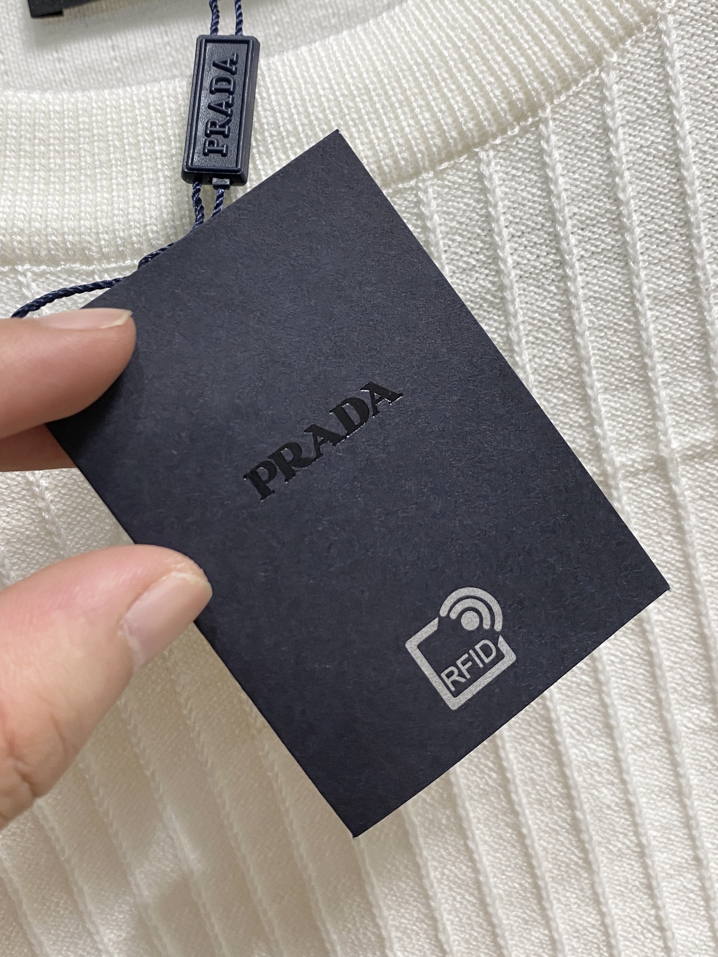 普拉达 2025秋冬 羊毛混纺套头针织毛衣很有亮点细节上凸显质感 整体设计上身时尚而赋予现代气息感合体的