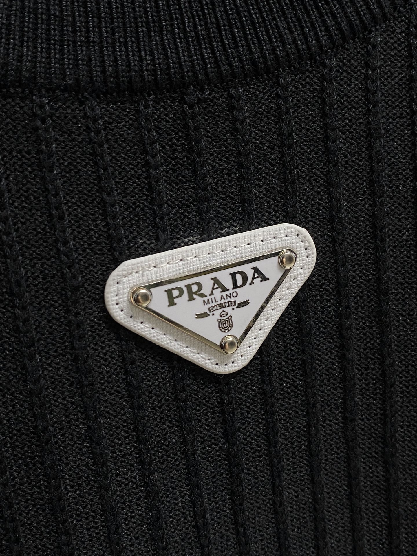 普拉达 2025秋冬 羊毛混纺套头针织毛衣很有亮点细节上凸显质感 整体设计上身时尚而赋予现代气息感合体的