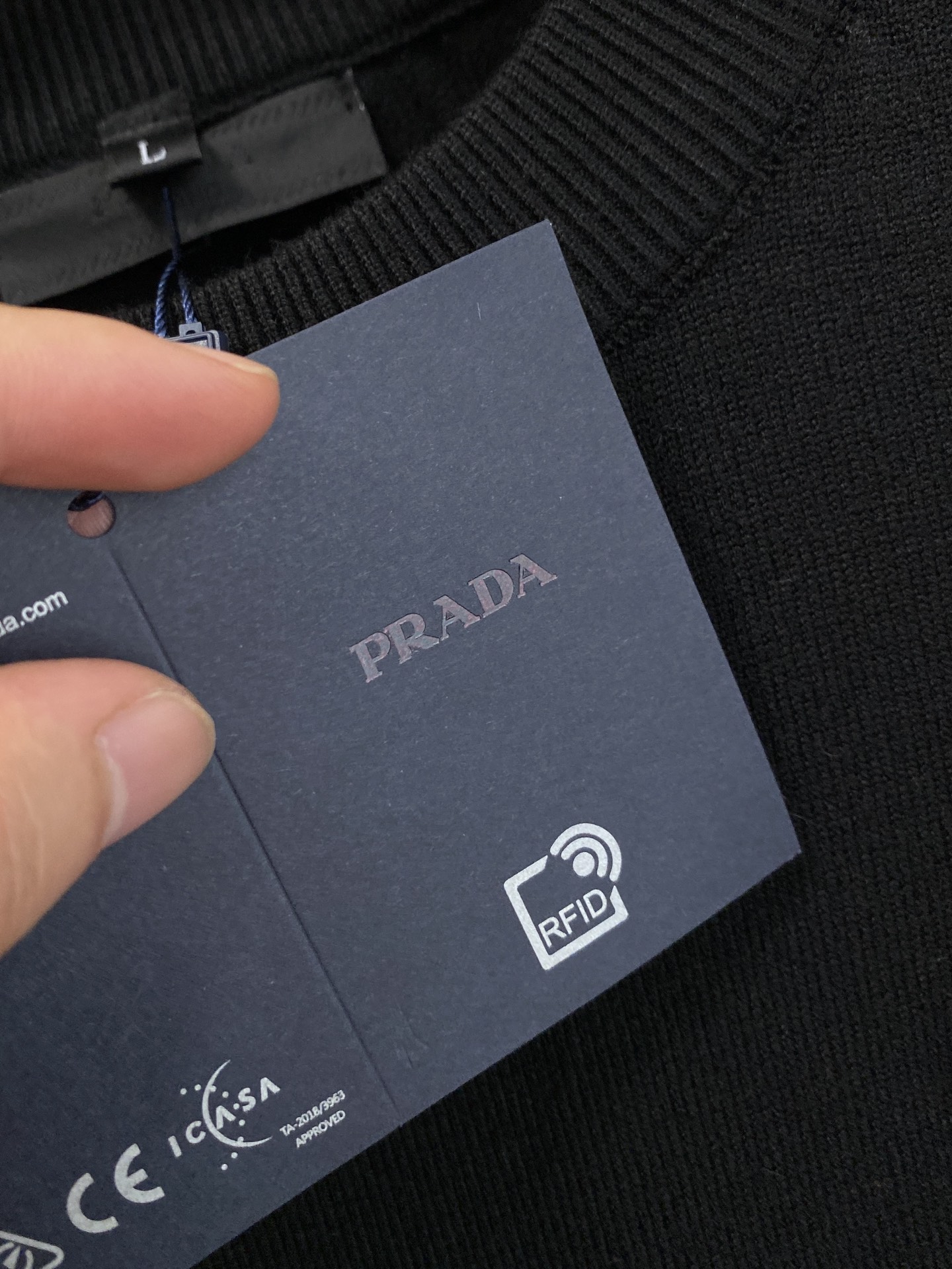 普拉达 2025 秋冬新款男士针织套头毛衣打底充满时尚阳光的魅力风格,线条设计时尚奢感彰显与众不同的特质