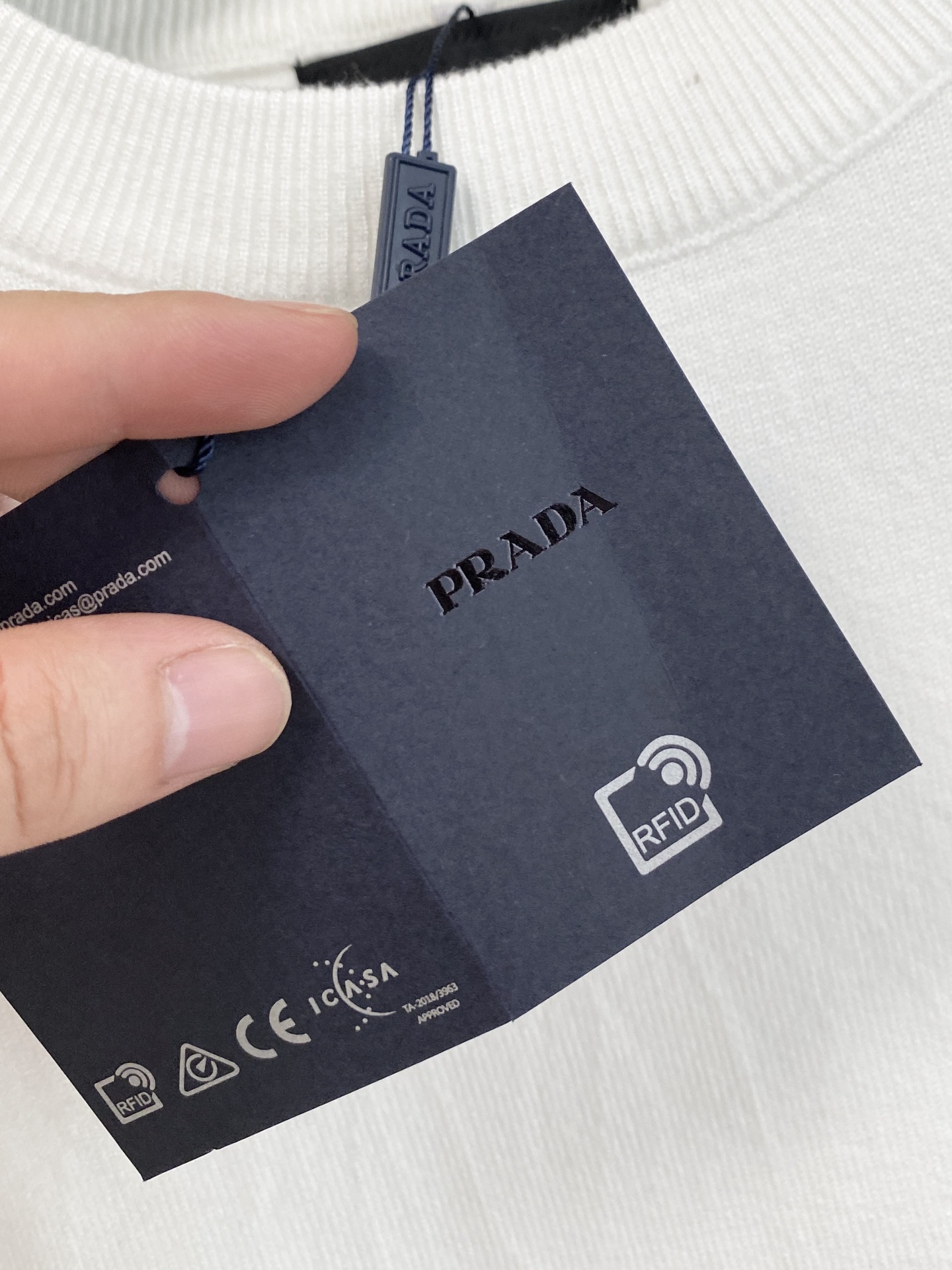 普拉达 2025 秋冬新款男士针织套头毛衣打底充满时尚阳光的魅力风格,线条设计时尚奢感彰显与众不同的特质