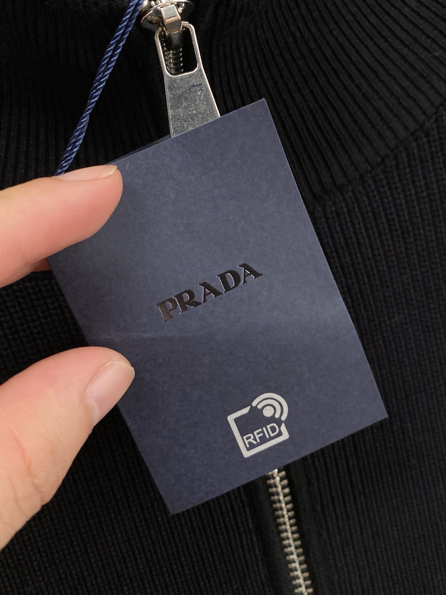 普拉达 秋冬新款拉链羊毛外套采用进口高端羊毛混纺面料，顶级制作工艺，手感一流！超厚实保暖 经典颜色上身很