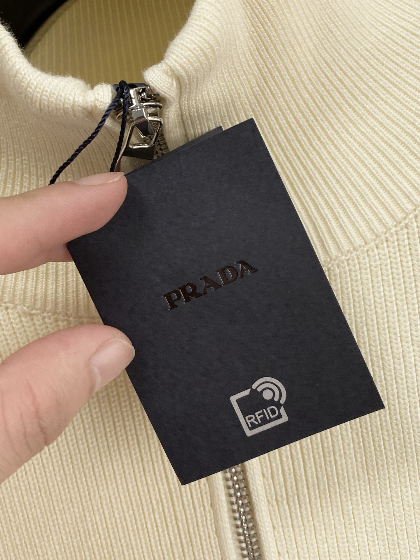 普拉达 秋冬新款拉链羊毛外套采用进口高端羊毛混纺面料，顶级制作工艺，手感一流！超厚实保暖 经典颜色上身很