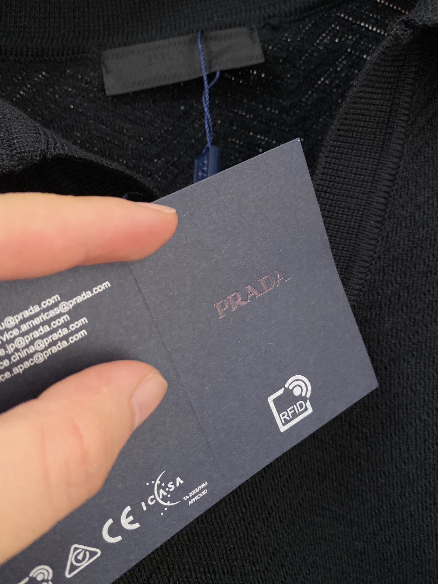 普拉达 2025秋冬 羊毛混纺套头针织毛衣很有亮点细节上凸显质感 整体设计上身时尚而赋予现代气息感合体的