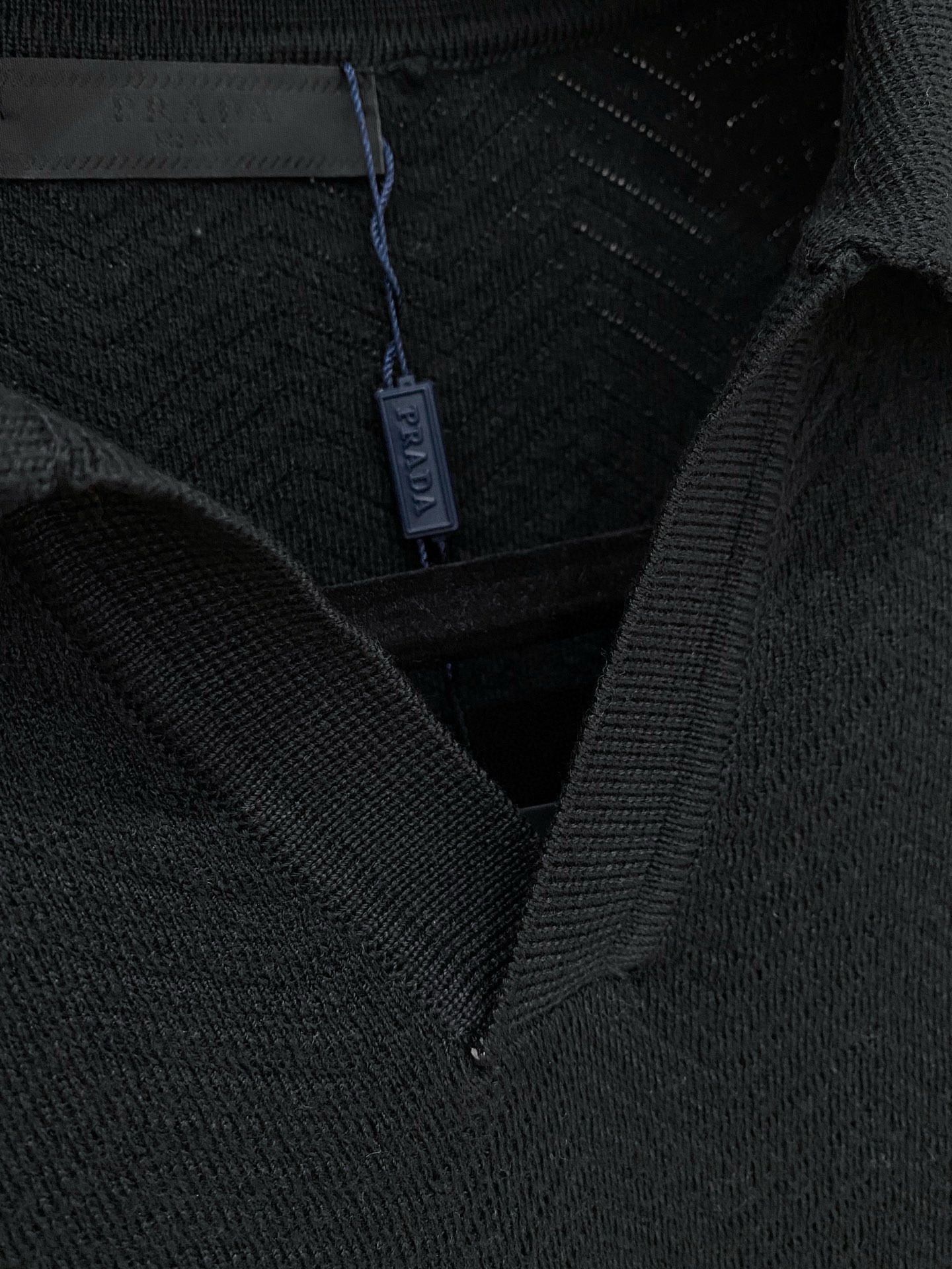 普拉达 2025秋冬 羊毛混纺套头针织毛衣很有亮点细节上凸显质感 整体设计上身时尚而赋予现代气息感合体的