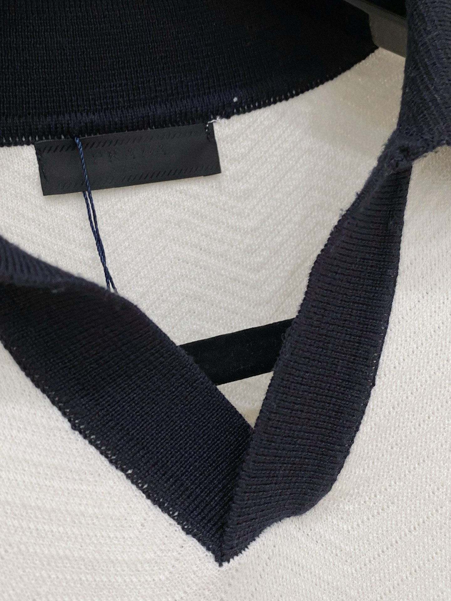 普拉达 2025秋冬 羊毛混纺套头针织毛衣很有亮点细节上凸显质感 整体设计上身时尚而赋予现代气息感合体的