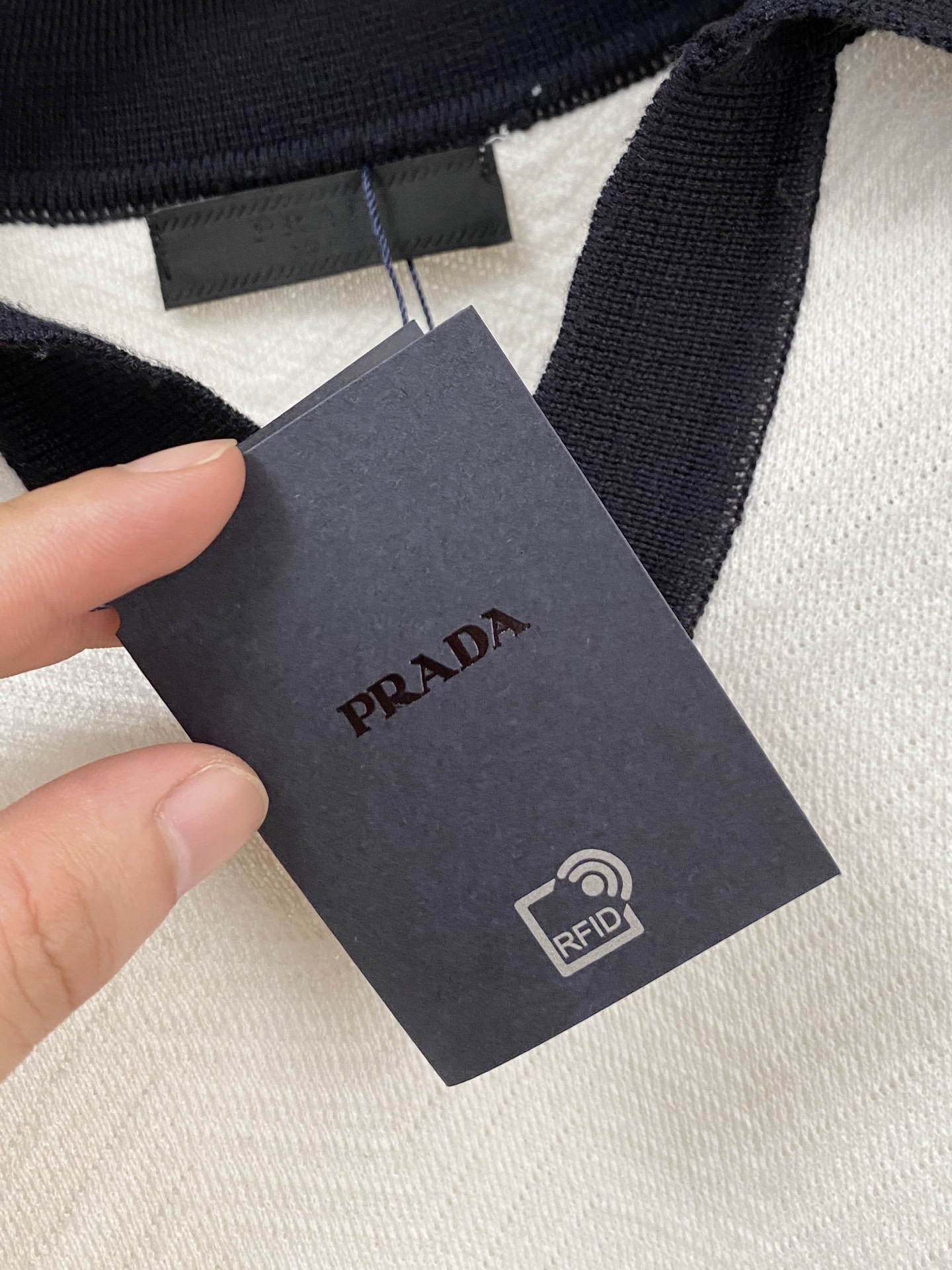 普拉达 2025秋冬 羊毛混纺套头针织毛衣很有亮点细节上凸显质感 整体设计上身时尚而赋予现代气息感合体的