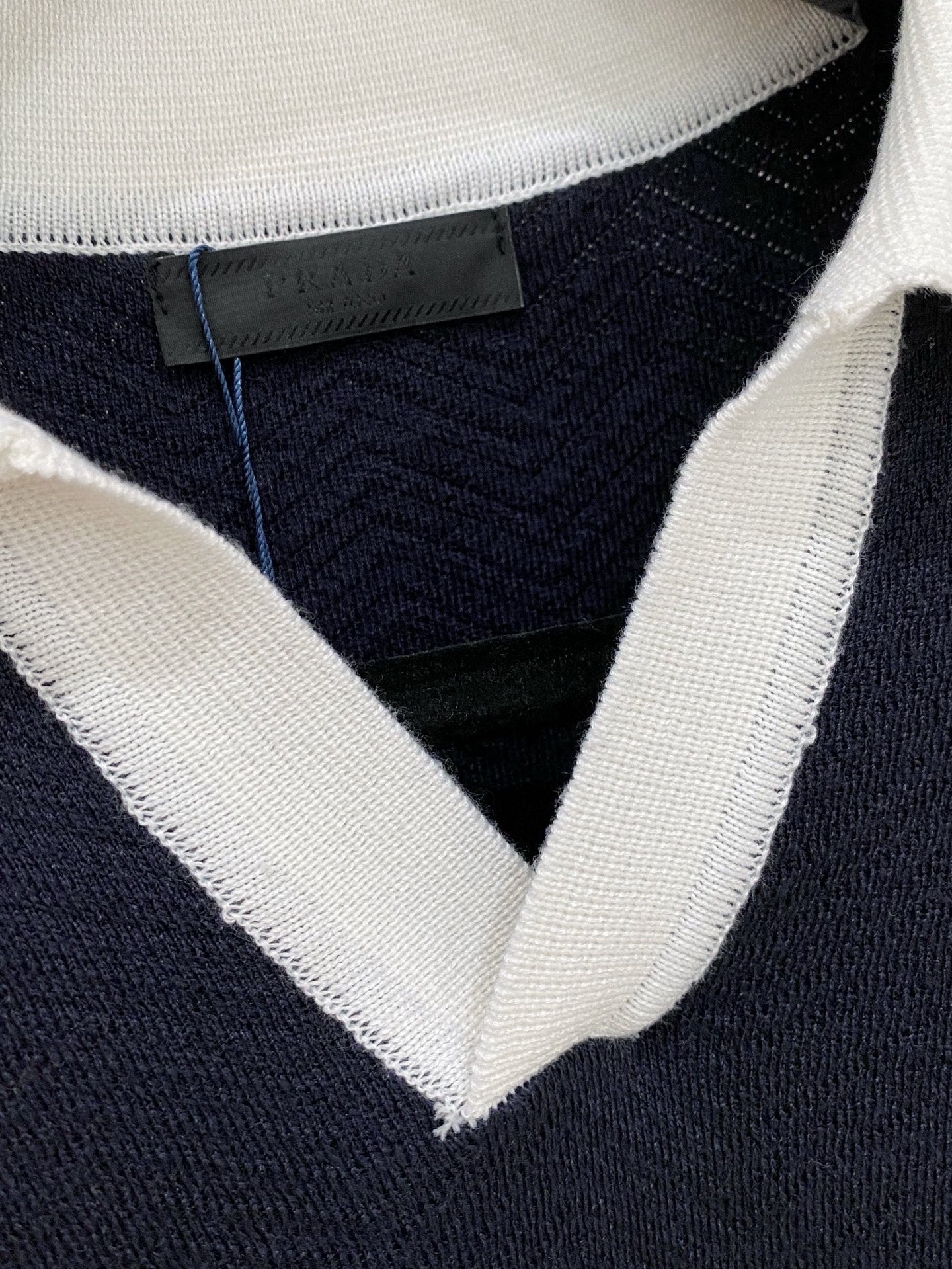 普拉达 2025秋冬 羊毛混纺套头针织毛衣很有亮点细节上凸显质感 整体设计上身时尚而赋予现代气息感合体的