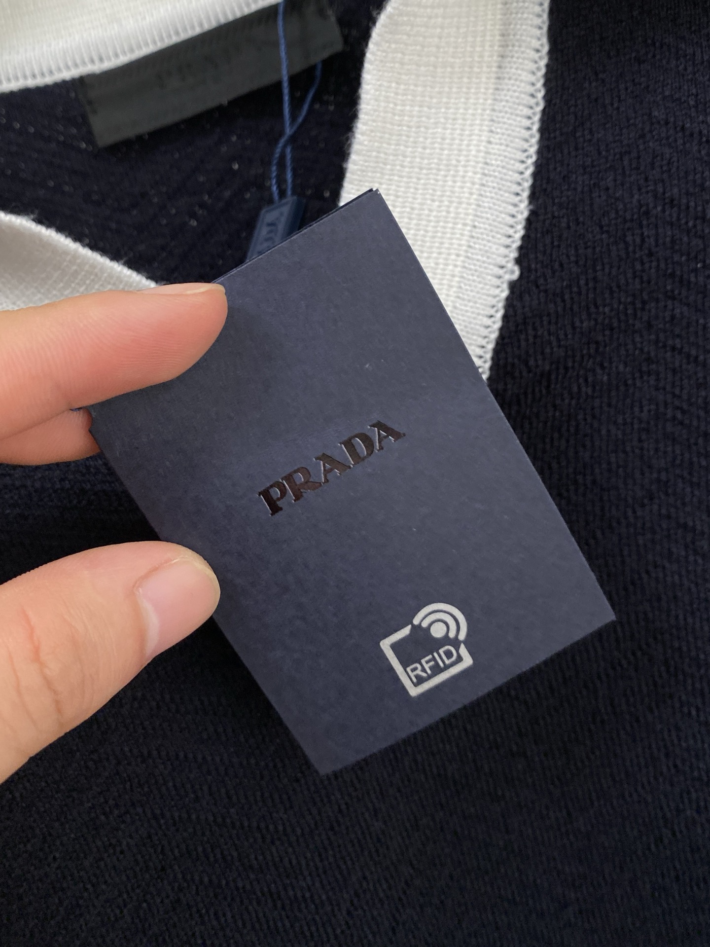 普拉达 2025秋冬 羊毛混纺套头针织毛衣很有亮点细节上凸显质感 整体设计上身时尚而赋予现代气息感合体的