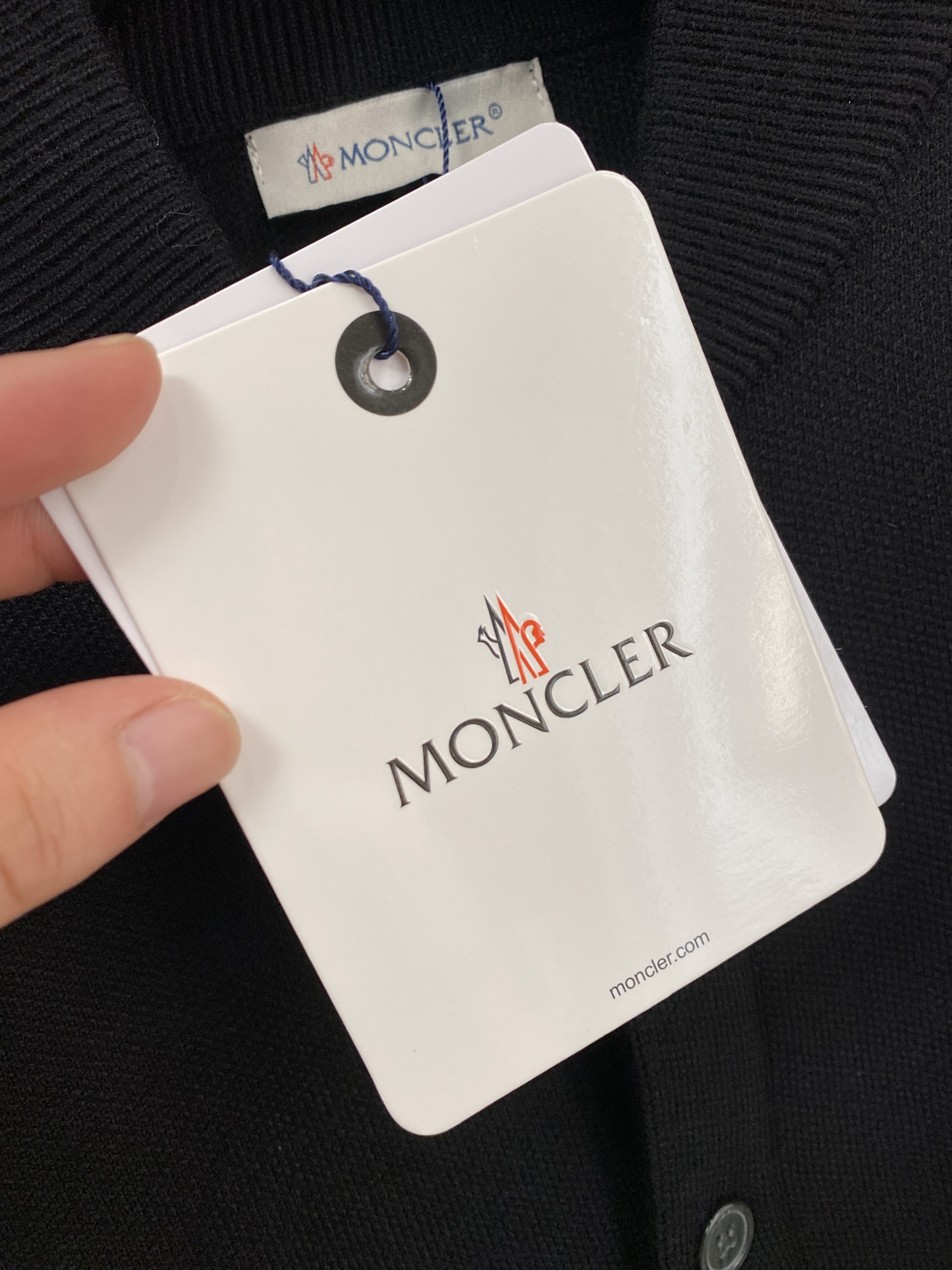 蒙口 2025秋冬最新品，专柜同步有售，原单狠货，时尚休闲针织开衫毛衣，上身很有特点！吸睛而有亮点，进口